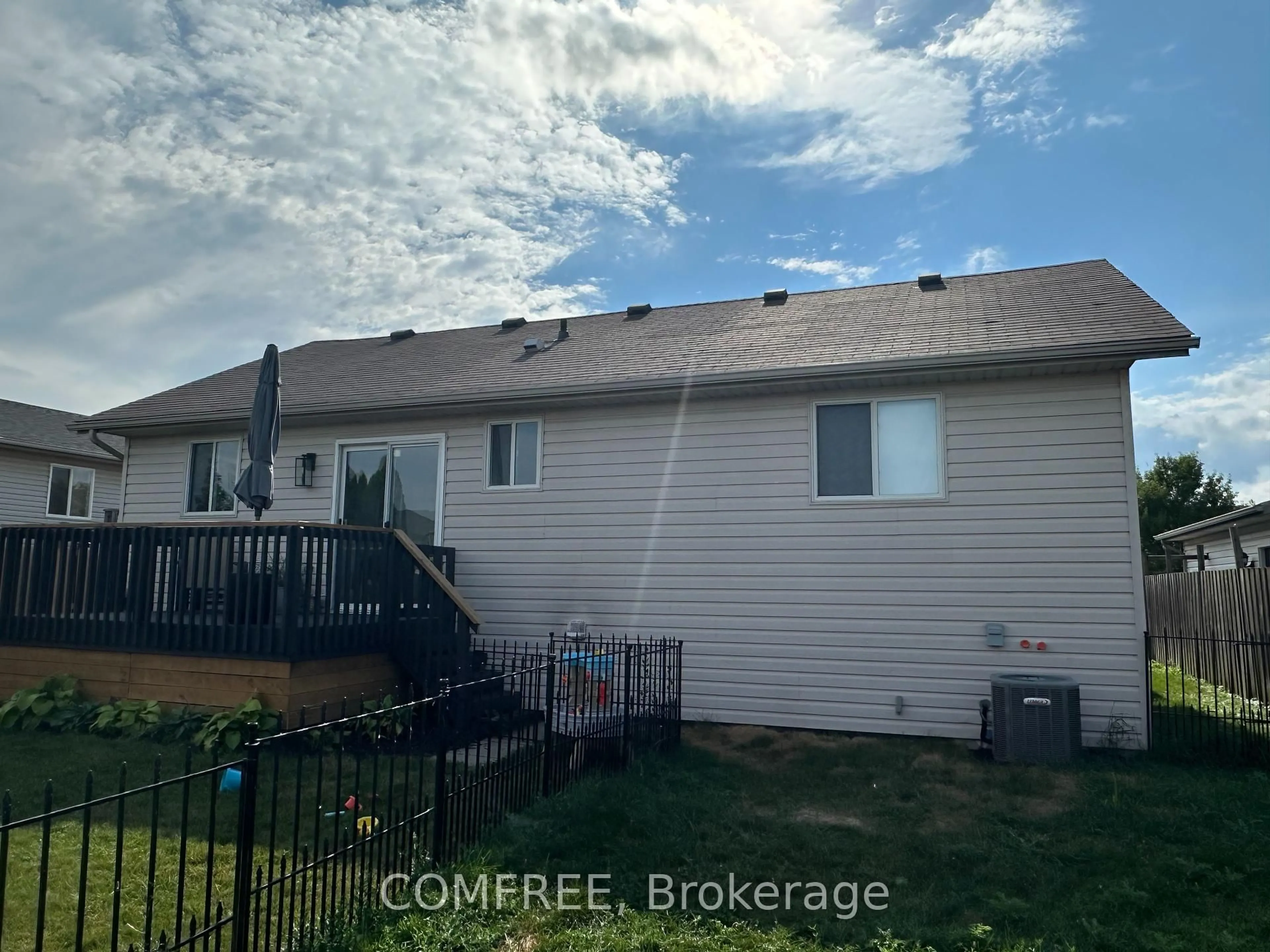 A pic from outside/outdoor area/front of a property/back of a property/a pic from drone, unknown for 744 Richmond St, Amherstburg Ontario N9V 4A1