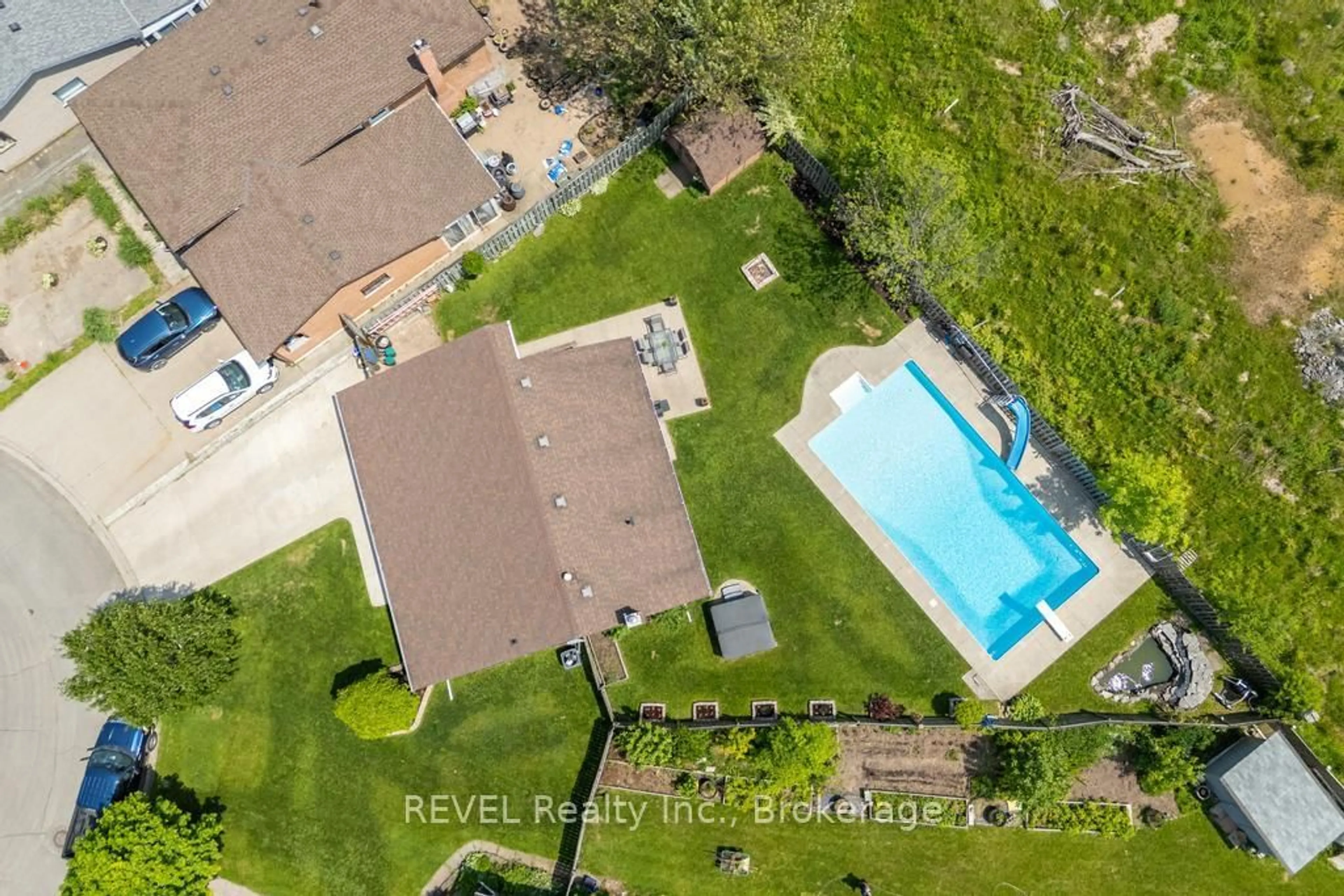 A pic from outside/outdoor area/front of a property/back of a property/a pic from drone, unknown for 6556 Echo Circ, Niagara Falls Ontario L2H 1Z1