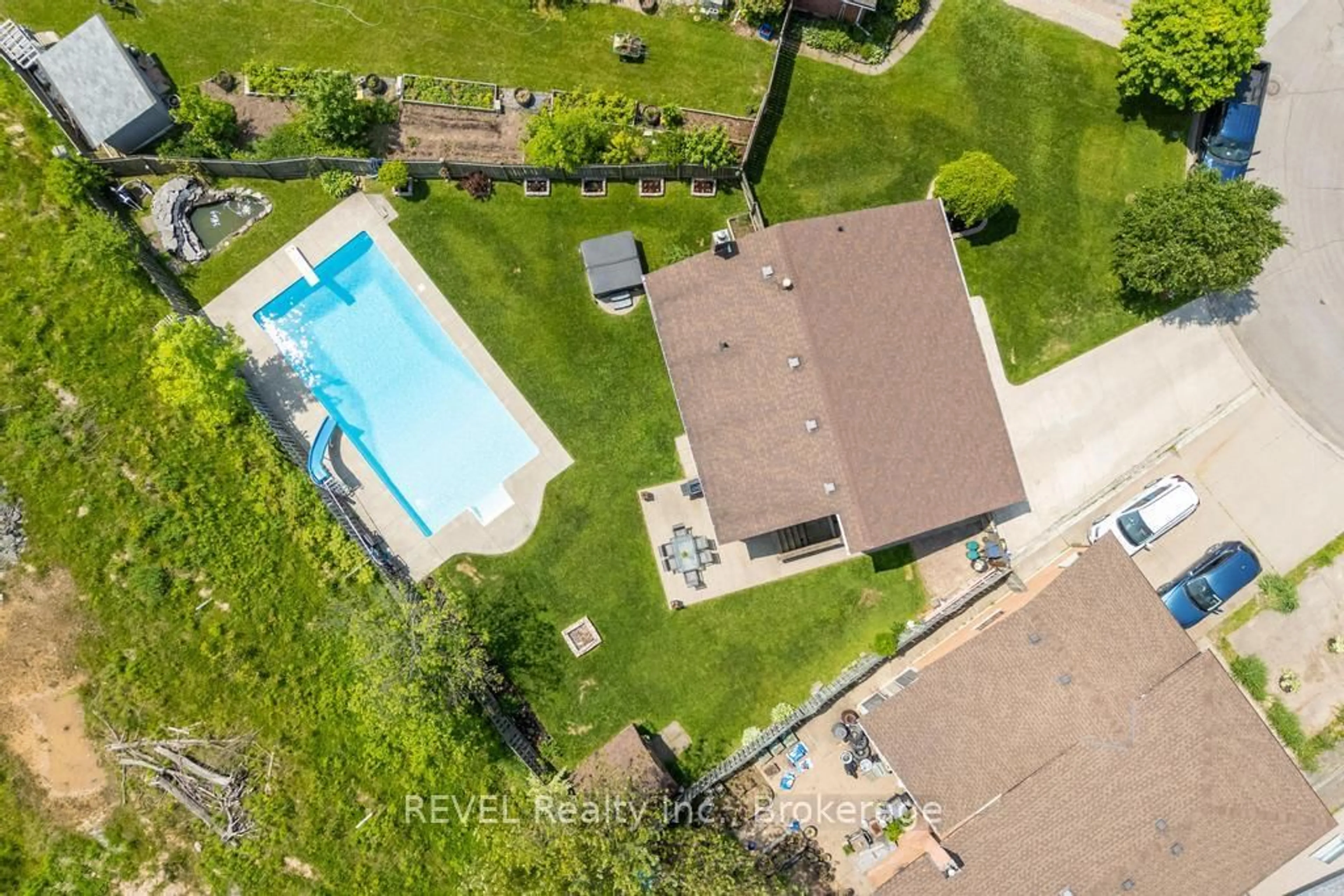 A pic from outside/outdoor area/front of a property/back of a property/a pic from drone, water/lake/river/ocean view for 6556 Echo Circ, Niagara Falls Ontario L2H 1Z1