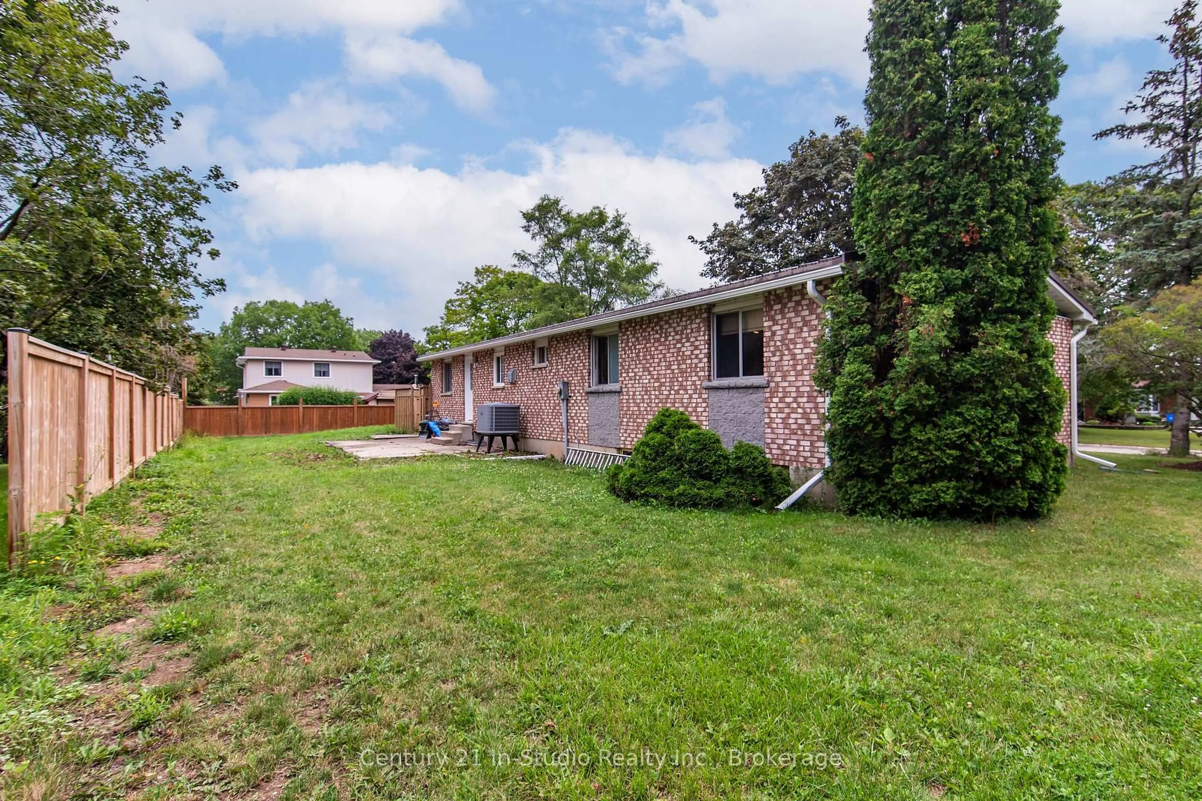 A pic from outside/outdoor area/front of a property/back of a property/a pic from drone, street for 1116 Milne Dr, Kincardine Ontario N2Z 1X4