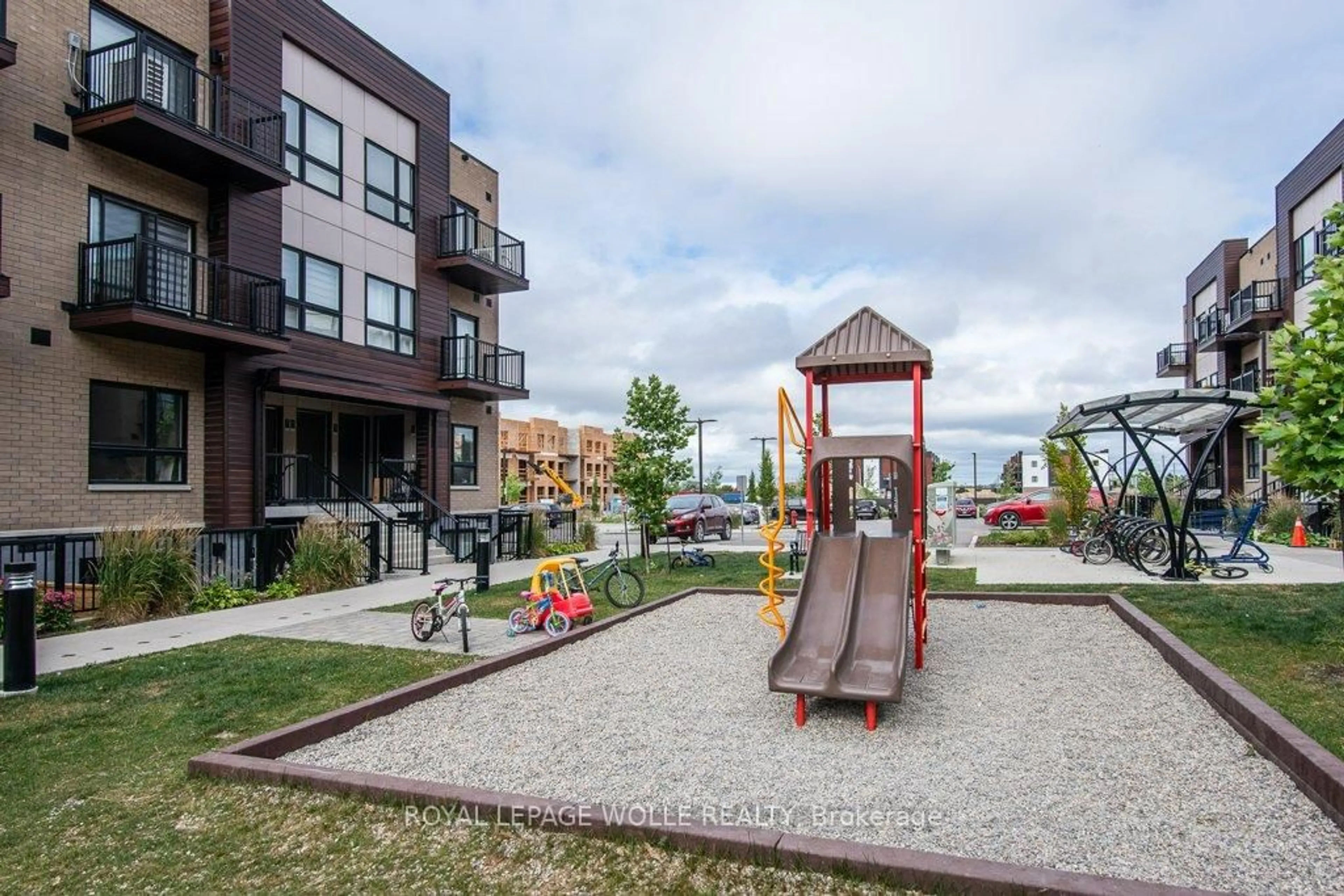 Patio, unknown for 20 Palace St #E11, Kitchener Ontario N2E 0J3