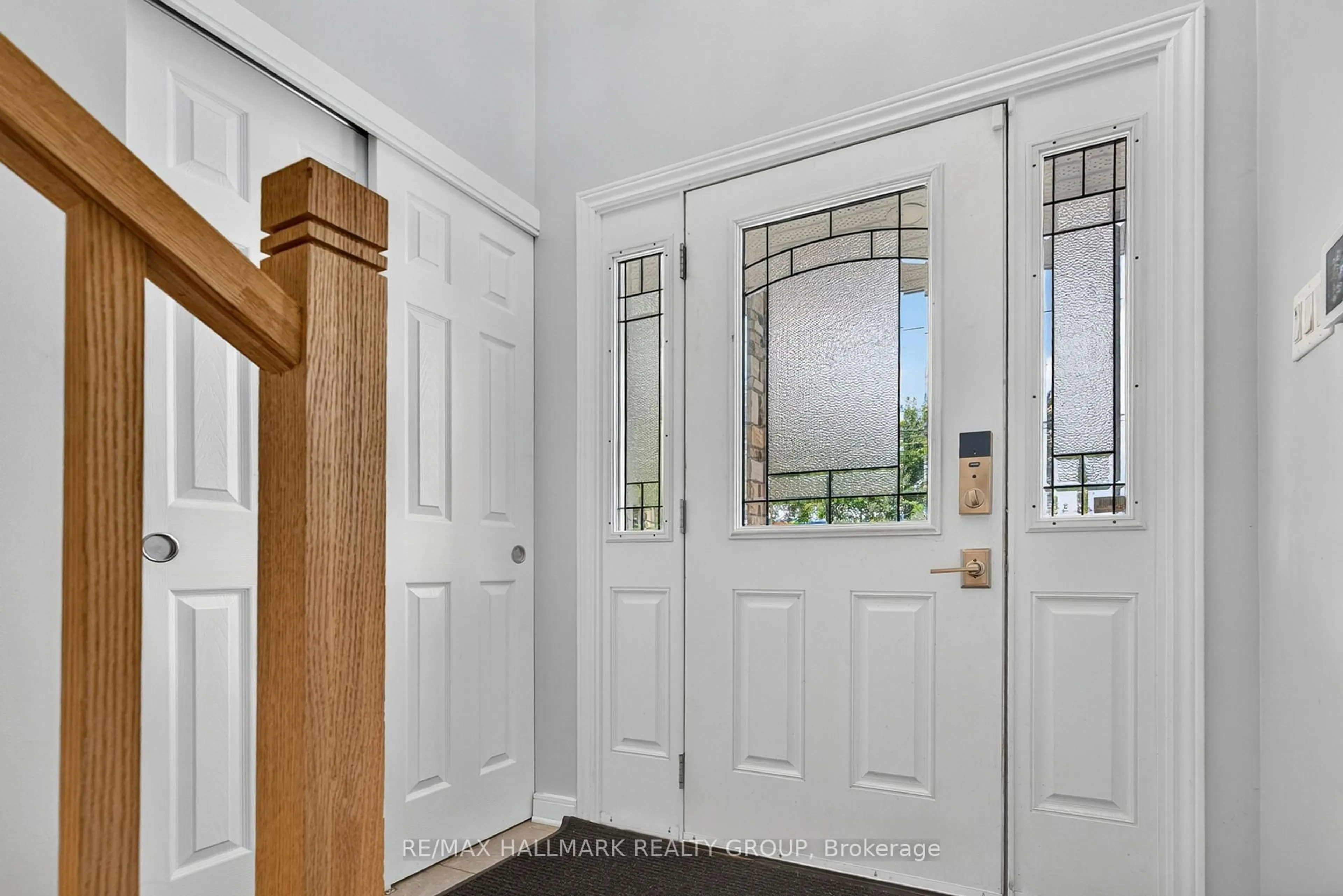 Indoor entryway for 3740 Louiseize Rd, Ottawa Ontario K1G 3N4