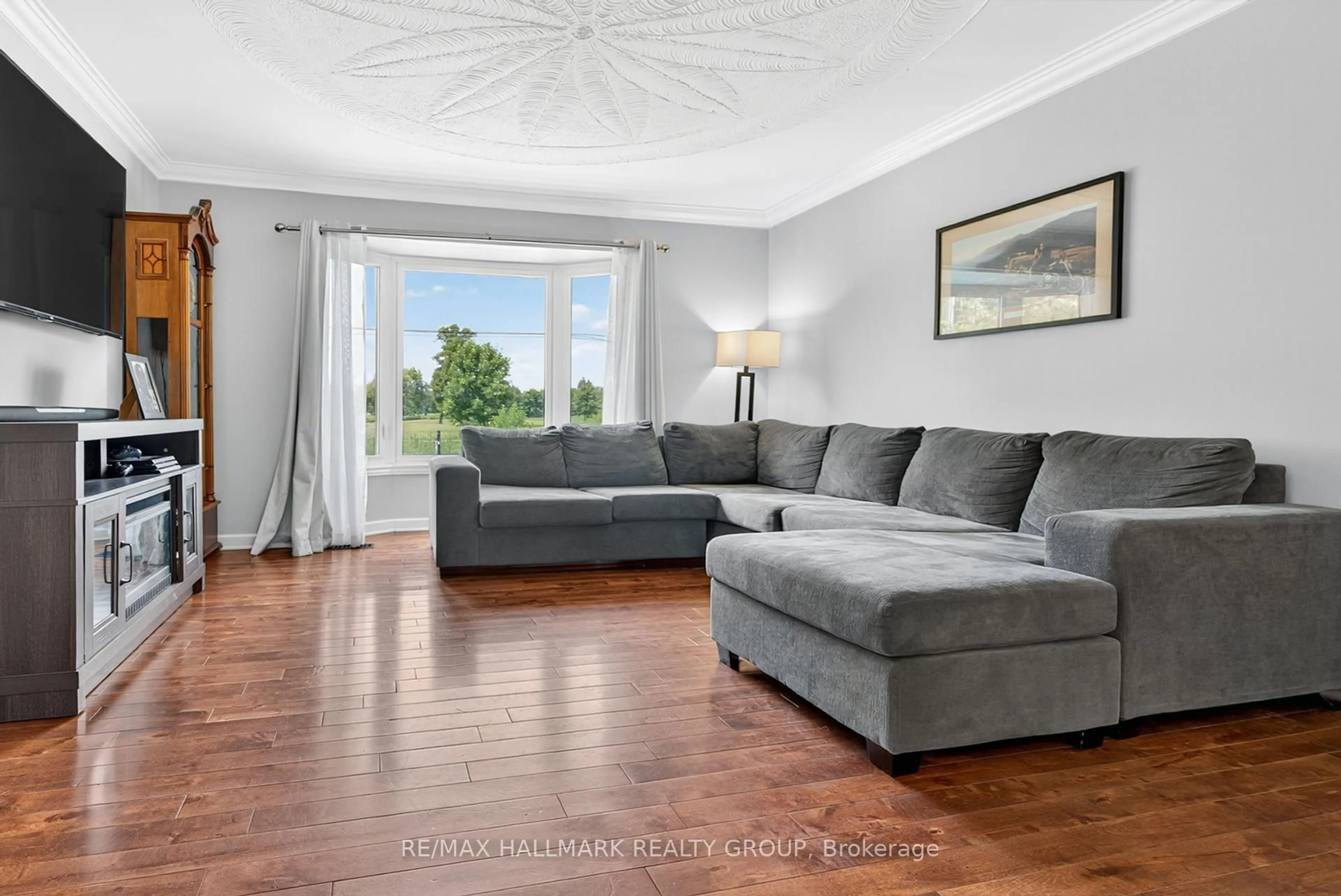 Living room with furniture, unknown for 3740 Louiseize Rd, Ottawa Ontario K1G 3N4