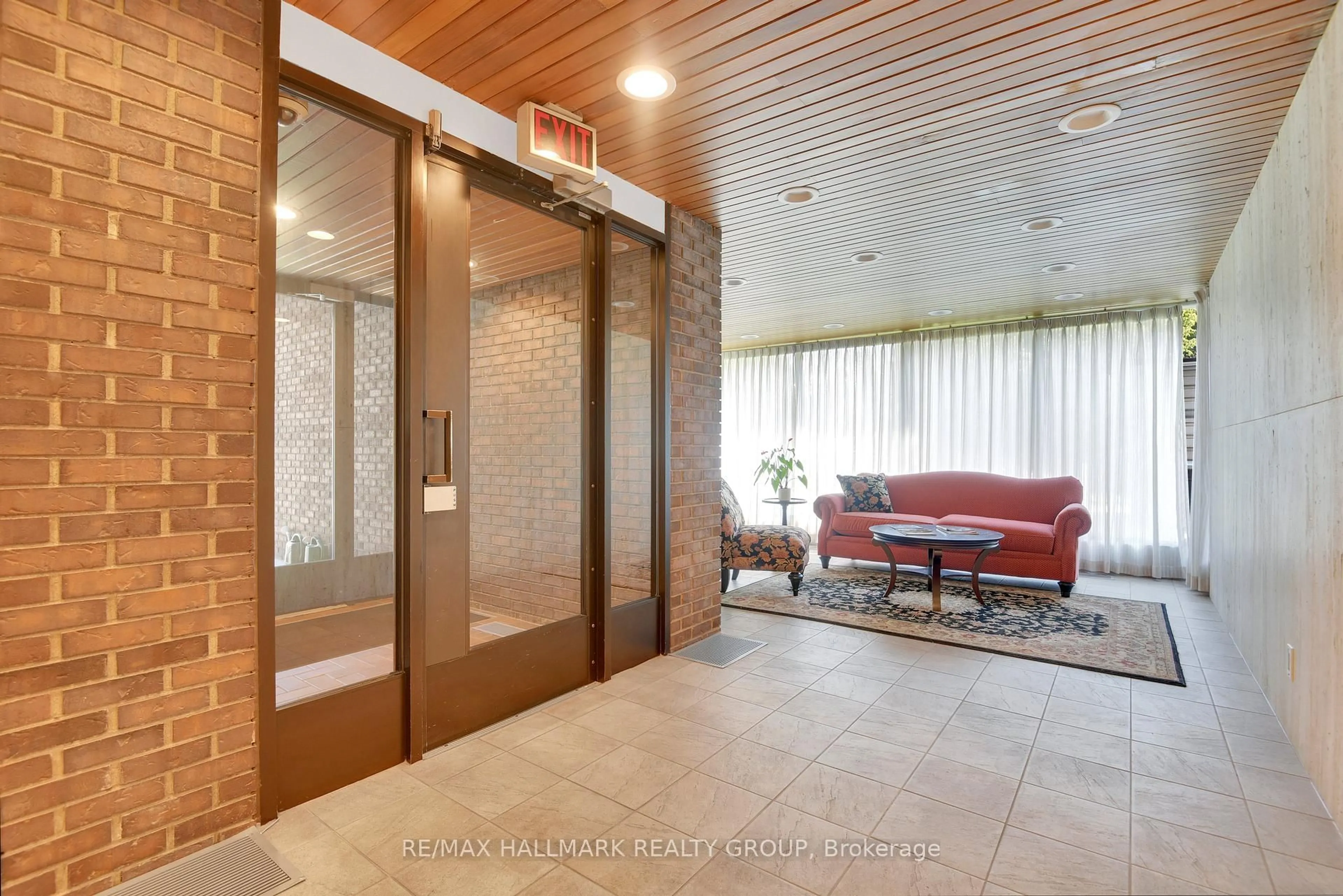Indoor foyer for 400 Laurier Ave #9A, Ottawa Ontario K1N 8Y2