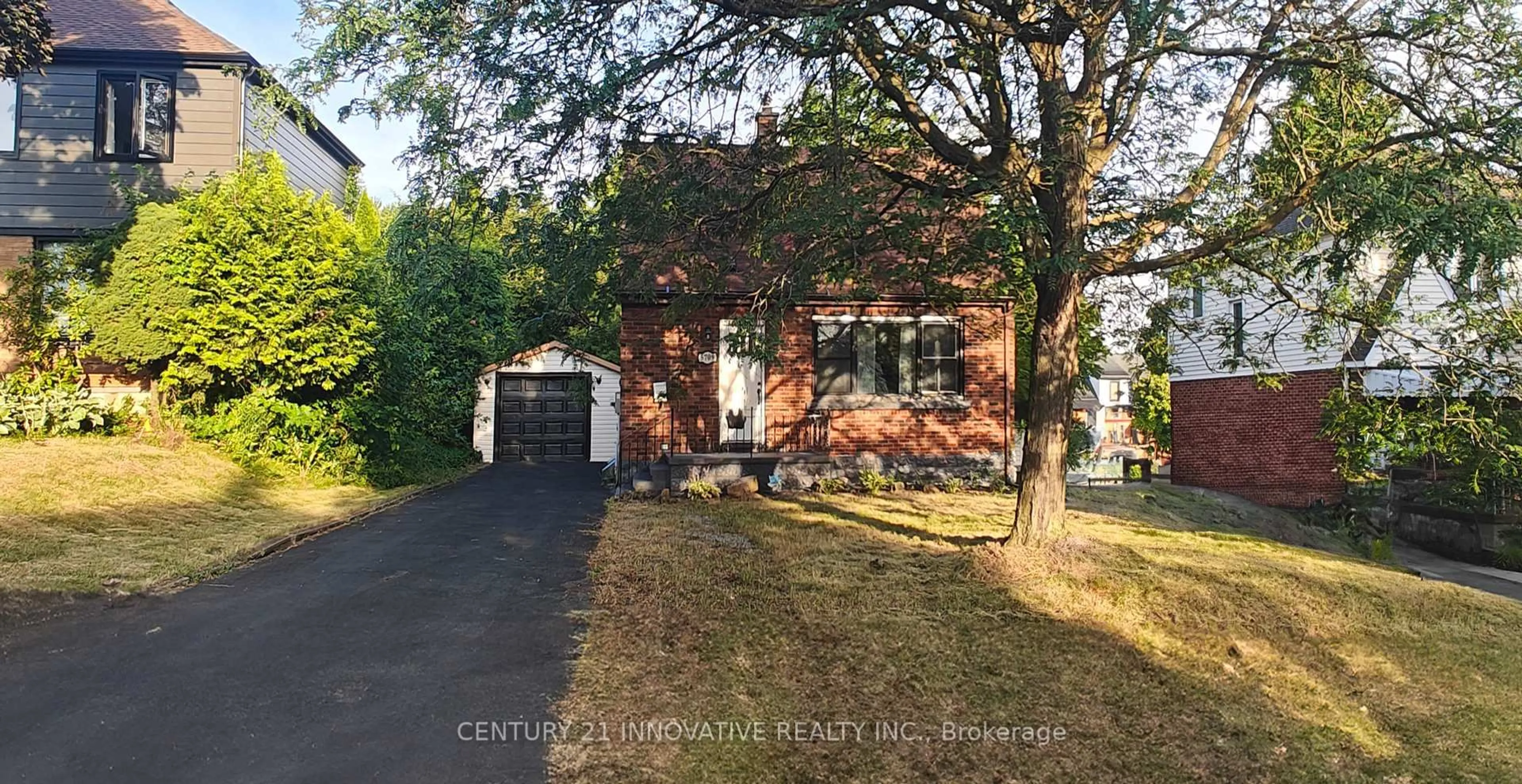 A pic from outside/outdoor area/front of a property/back of a property/a pic from drone, street for 5709 Hanan Ave, Niagara Falls Ontario L2G 4E7
