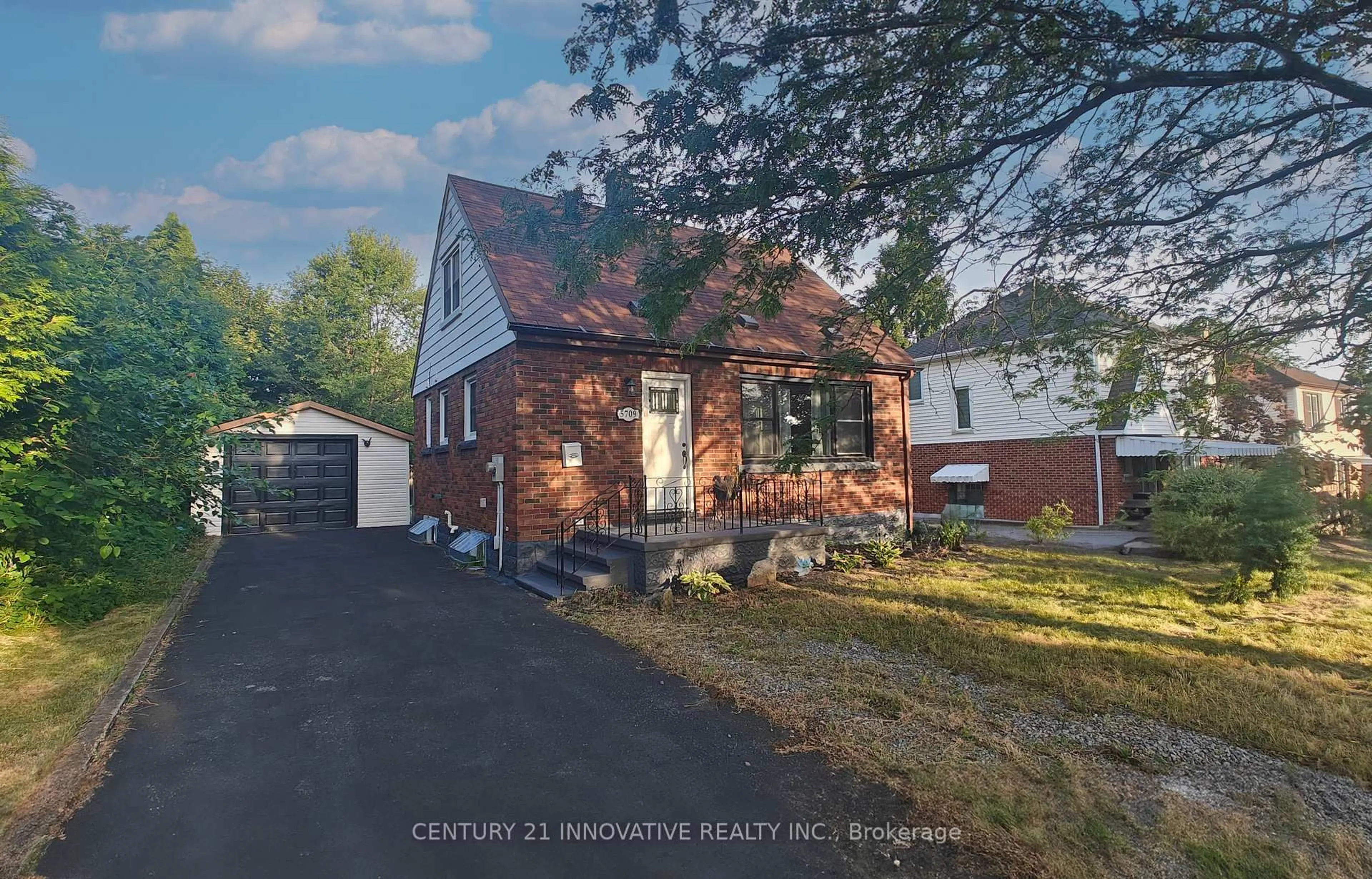A pic from outside/outdoor area/front of a property/back of a property/a pic from drone, street for 5709 Hanan Ave, Niagara Falls Ontario L2G 4E7