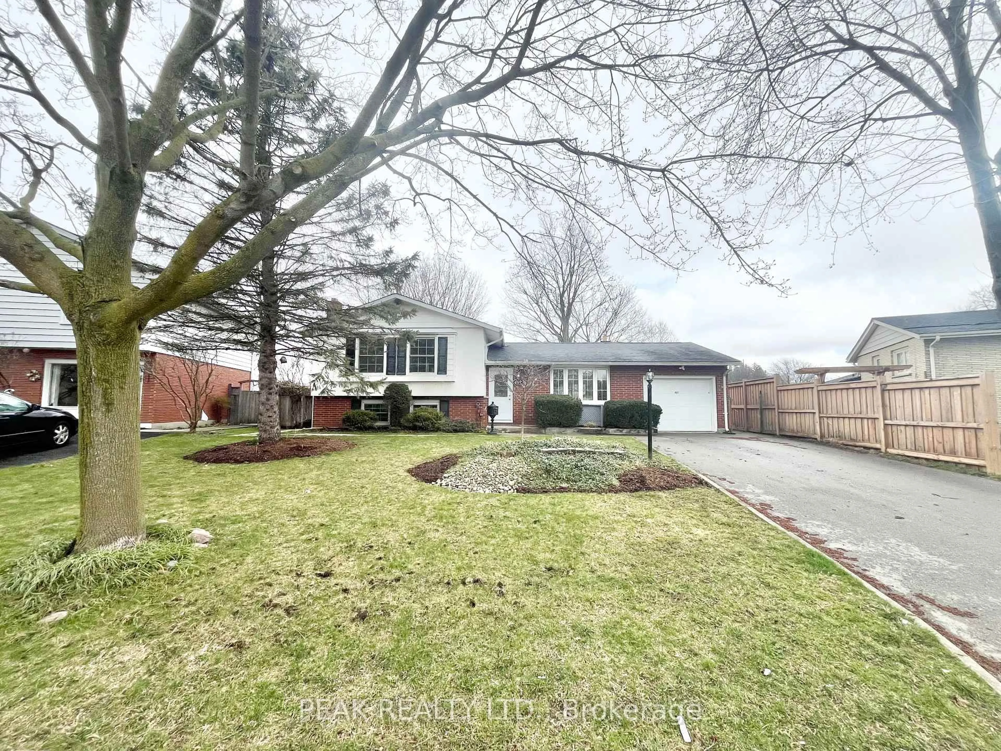 A pic from outside/outdoor area/front of a property/back of a property/a pic from drone, street for 497 Regal Dr, London East Ontario N5Y 1K1
