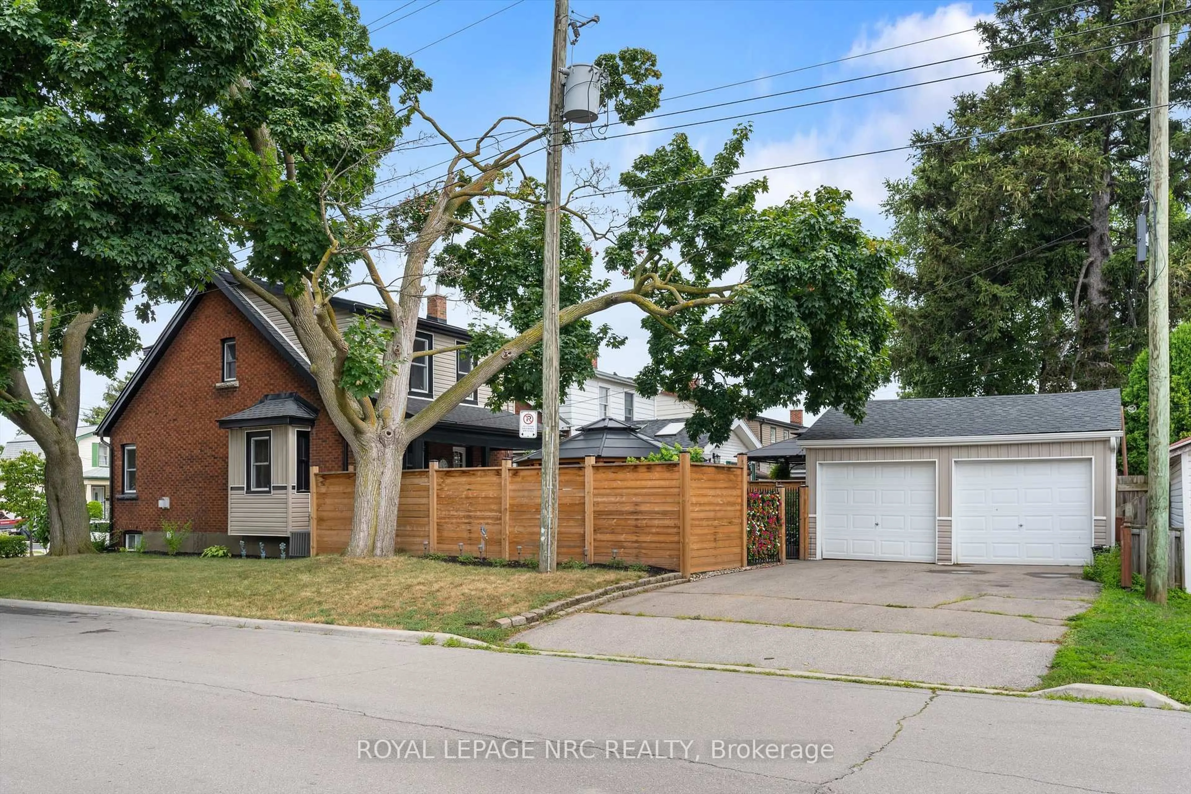 A pic from outside/outdoor area/front of a property/back of a property/a pic from drone, street for 107 Wexford Ave, Hamilton Ontario L8K 2N7