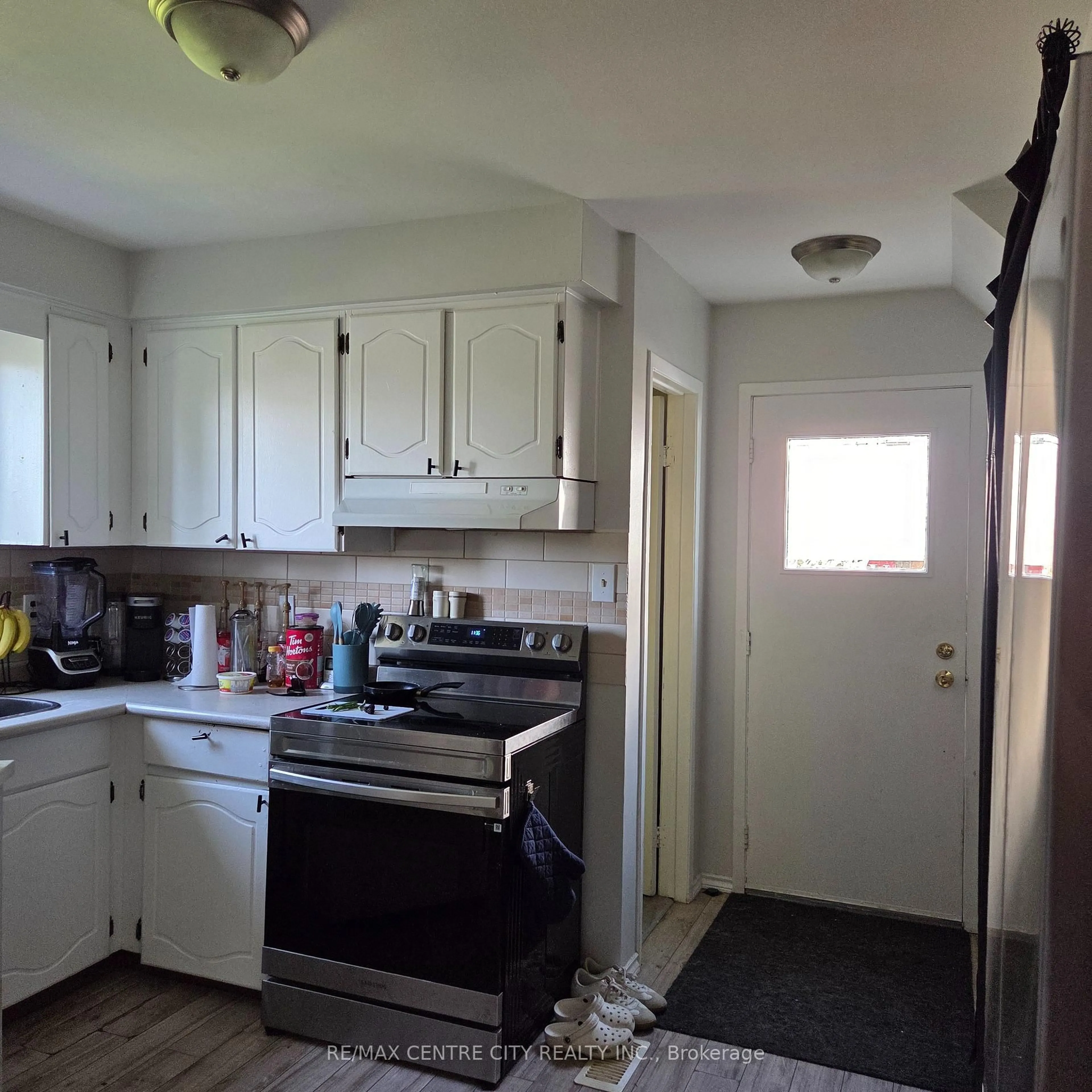 Standard kitchen, unknown for 1687 Ernest Ave, London South Ontario N6E 2S3