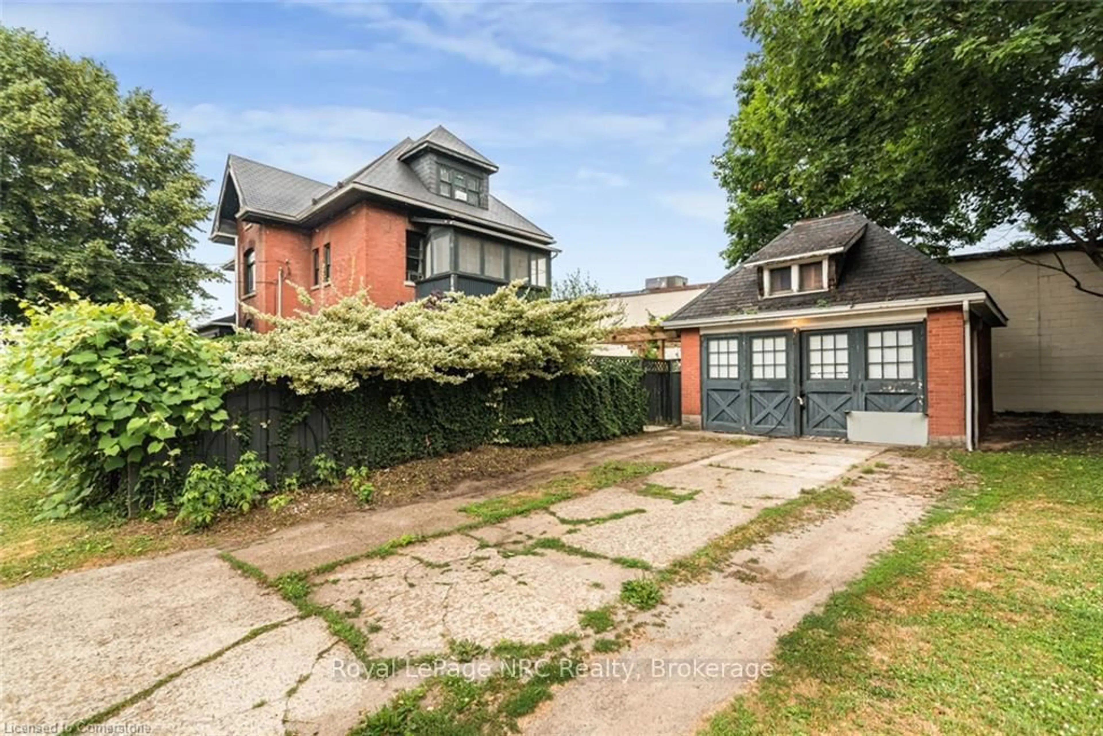 A pic from outside/outdoor area/front of a property/back of a property/a pic from drone, street for 225 Broad St, Haldimand Ontario N1A 1G1
