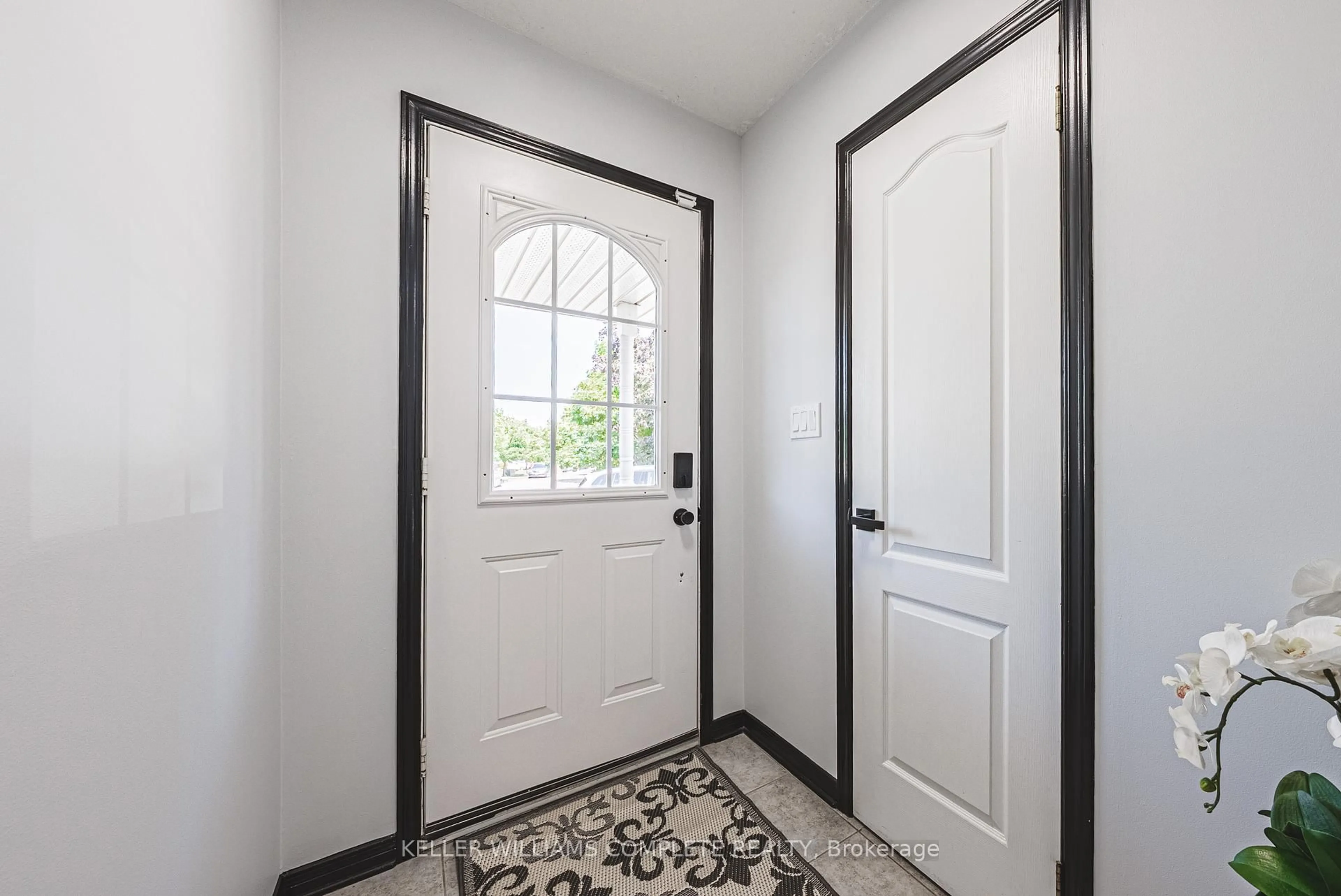 Indoor entryway for 4492 WELTMAN Way, Lincoln Ontario L3J 0G1