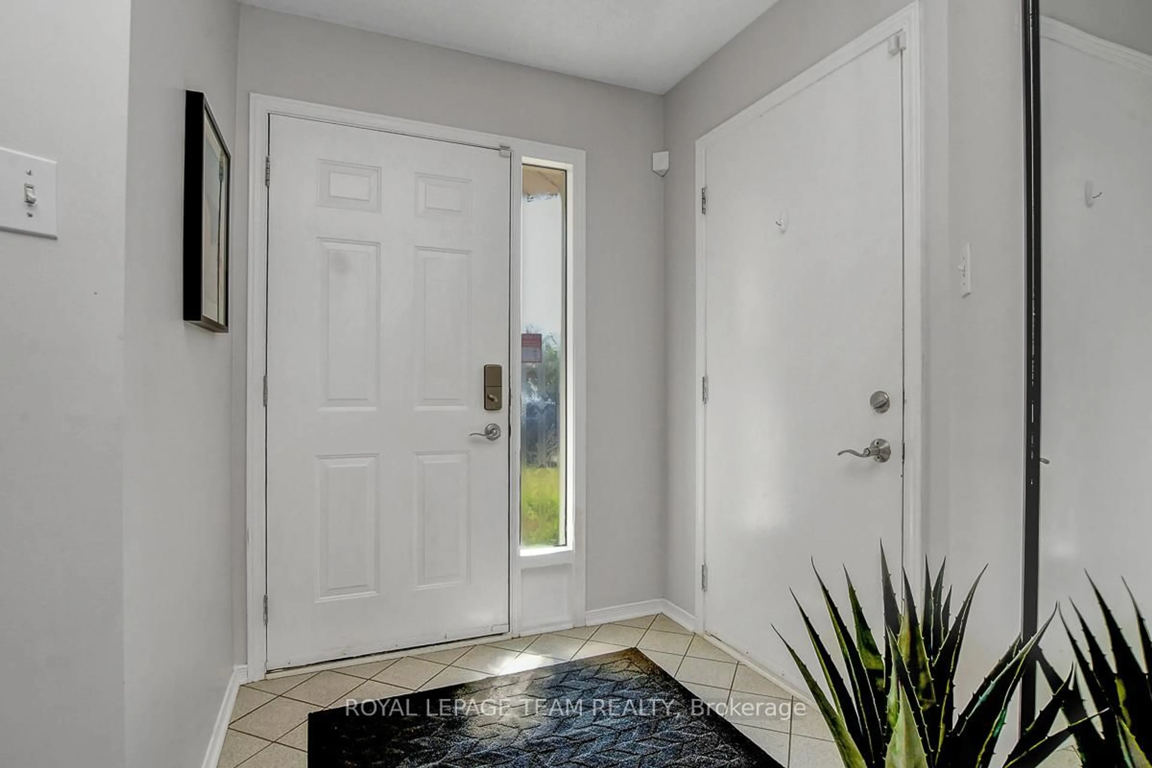 Indoor entryway for 90 Scarlet Crt, Ottawa Ontario K1T 3R6