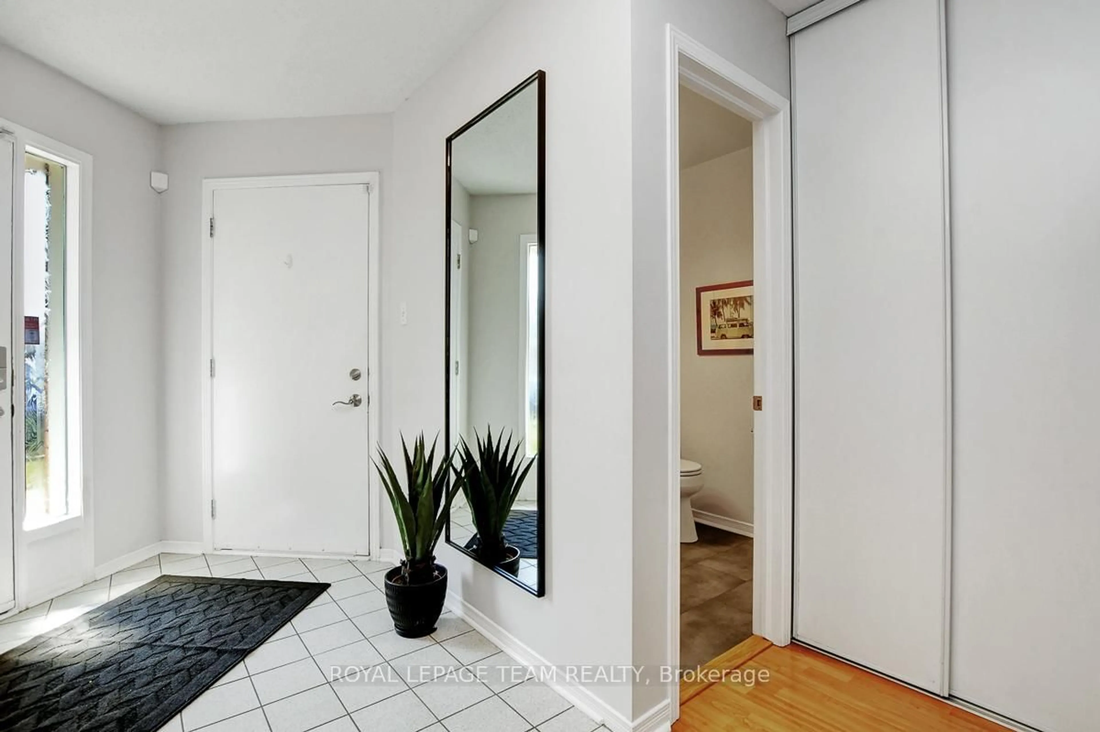 Indoor entryway for 90 Scarlet Crt, Ottawa Ontario K1T 3R6