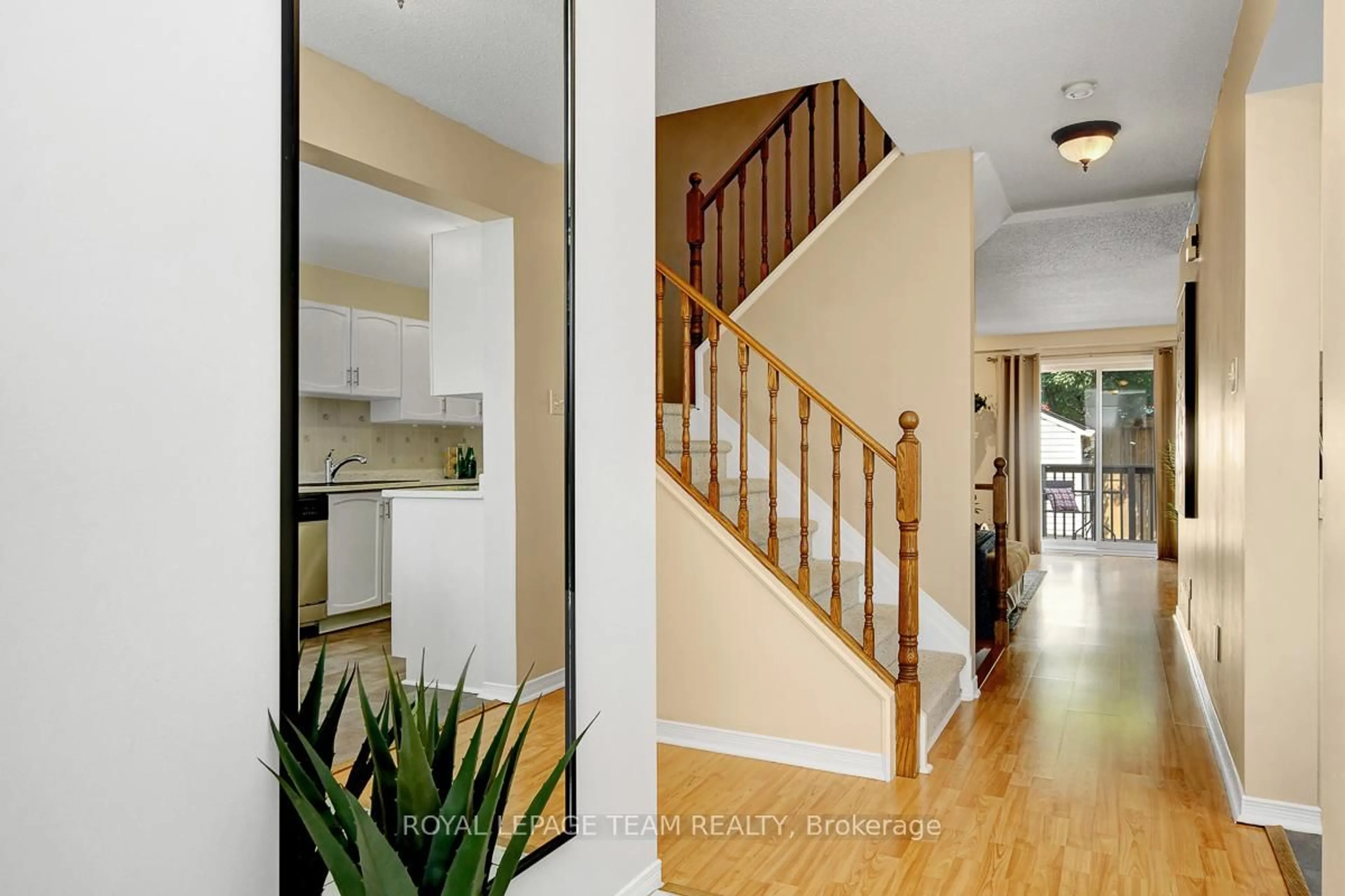 Indoor entryway for 90 Scarlet Crt, Ottawa Ontario K1T 3R6
