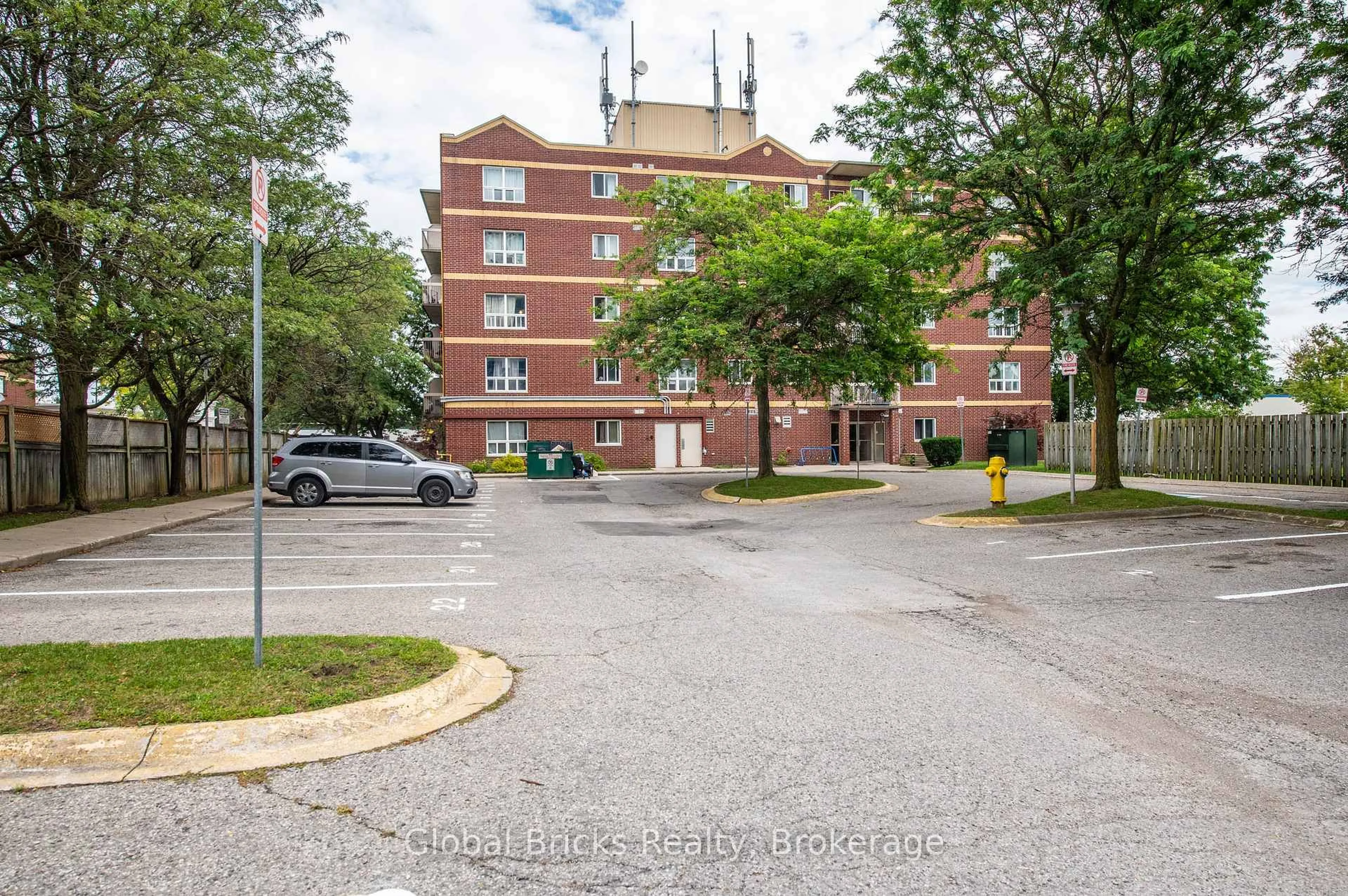 Unknown for 626 FIRST St #301, London East Ontario N5V 2A2
