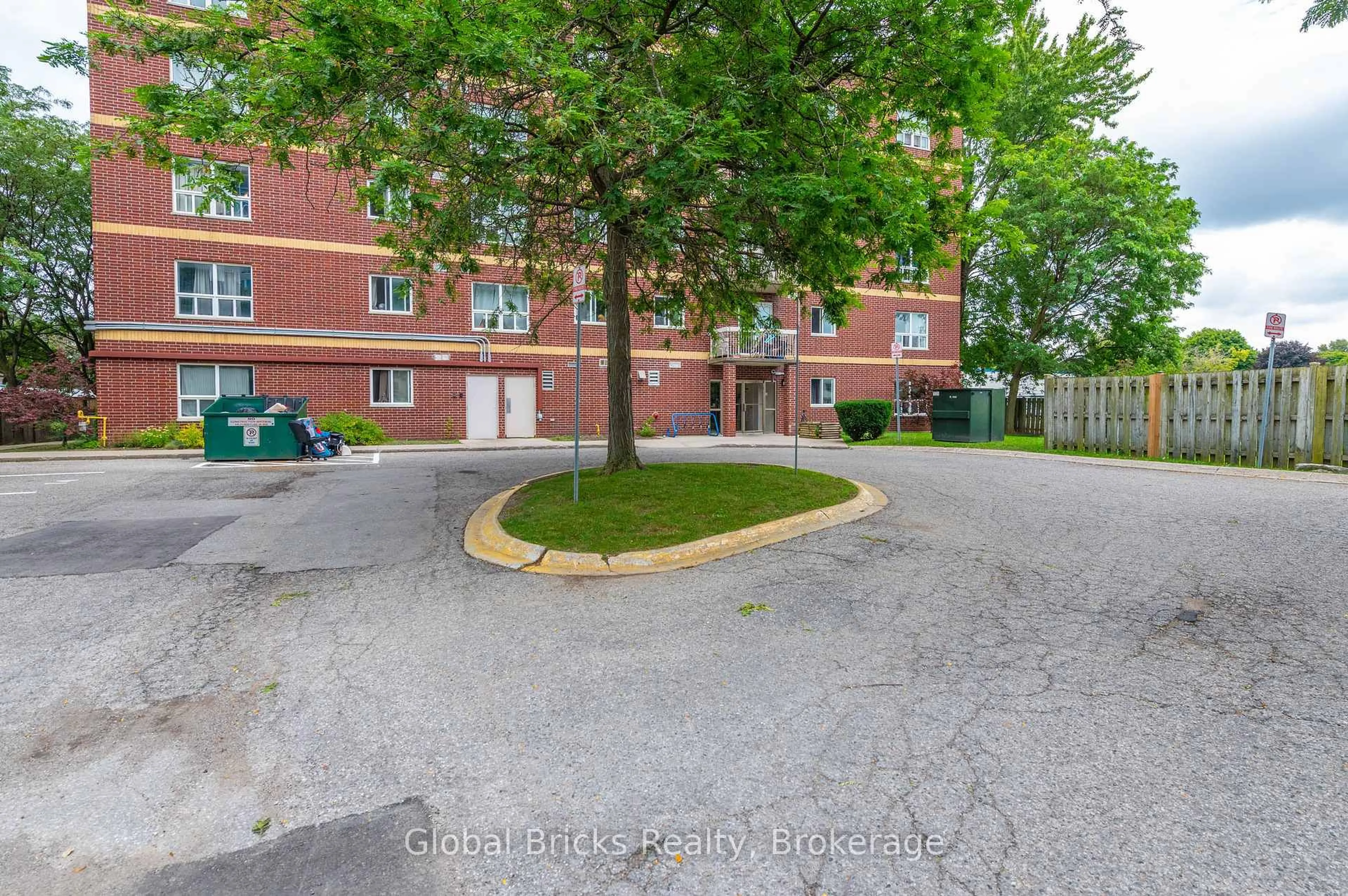 A pic from outside/outdoor area/front of a property/back of a property/a pic from drone, street for 626 FIRST St #301, London East Ontario N5V 2A2
