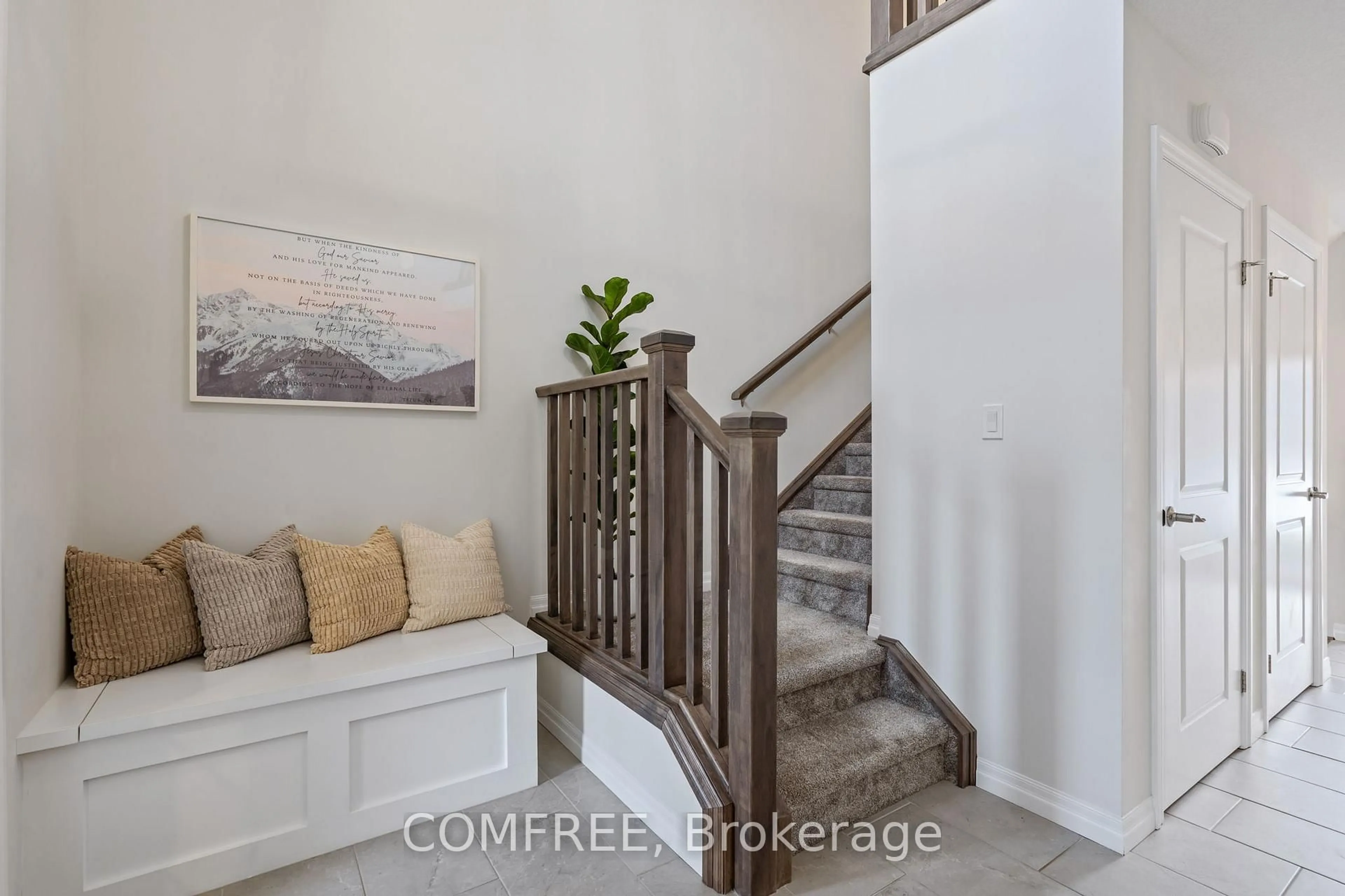 Indoor entryway for 118 Livingston Dr, Tillsonburg Ontario N4G 0J3