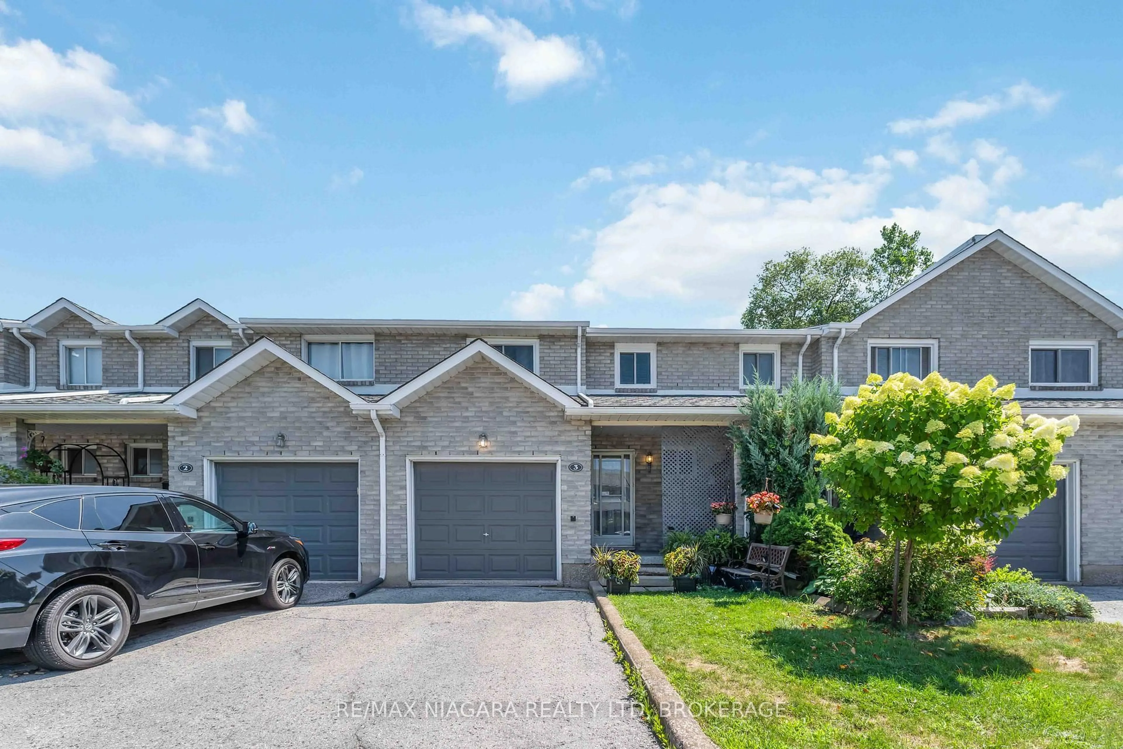 A pic from outside/outdoor area/front of a property/back of a property/a pic from drone, street for 125 Woodlawn Rd #3, Welland Ontario L3C 7B5