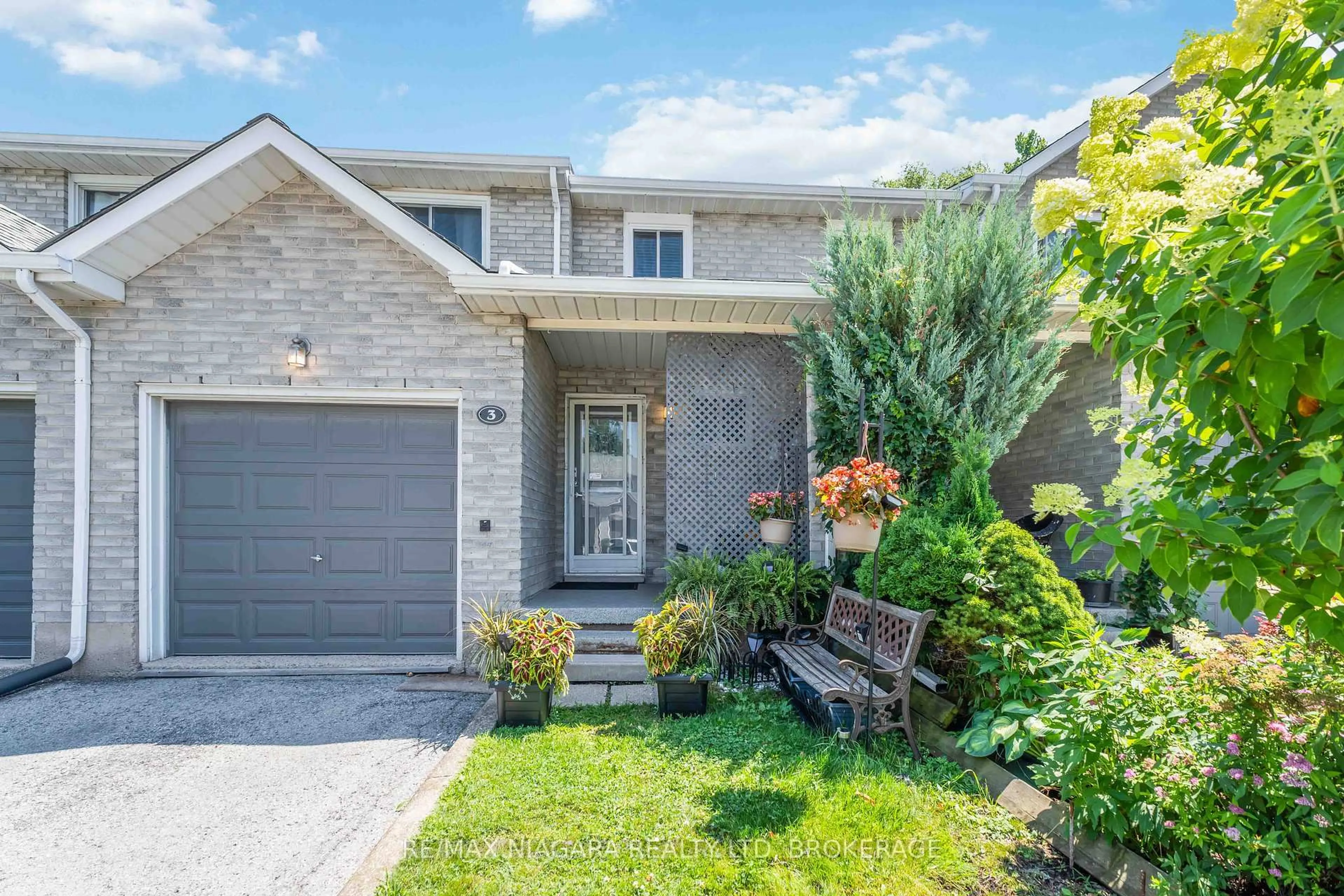 Home with brick exterior material, street for 125 Woodlawn Rd #3, Welland Ontario L3C 7B5