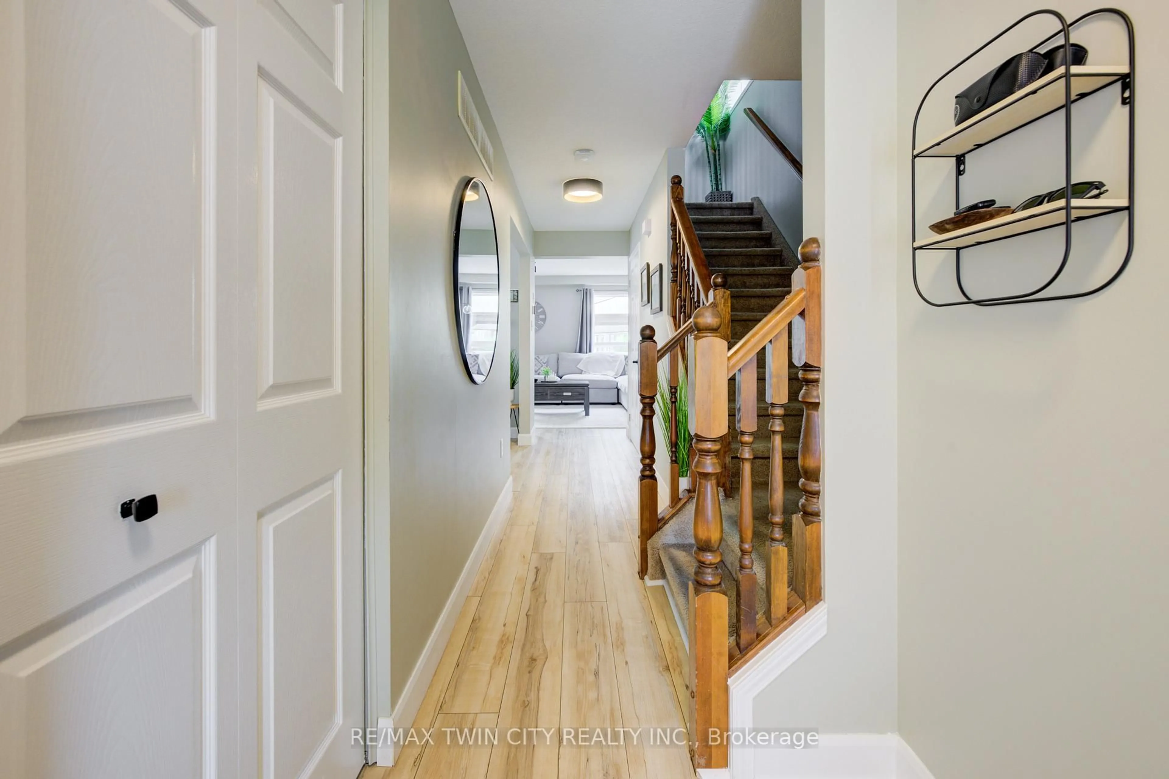 Indoor entryway for 1533 Old Zeller Dr, Kitchener Ontario N2A 0B3