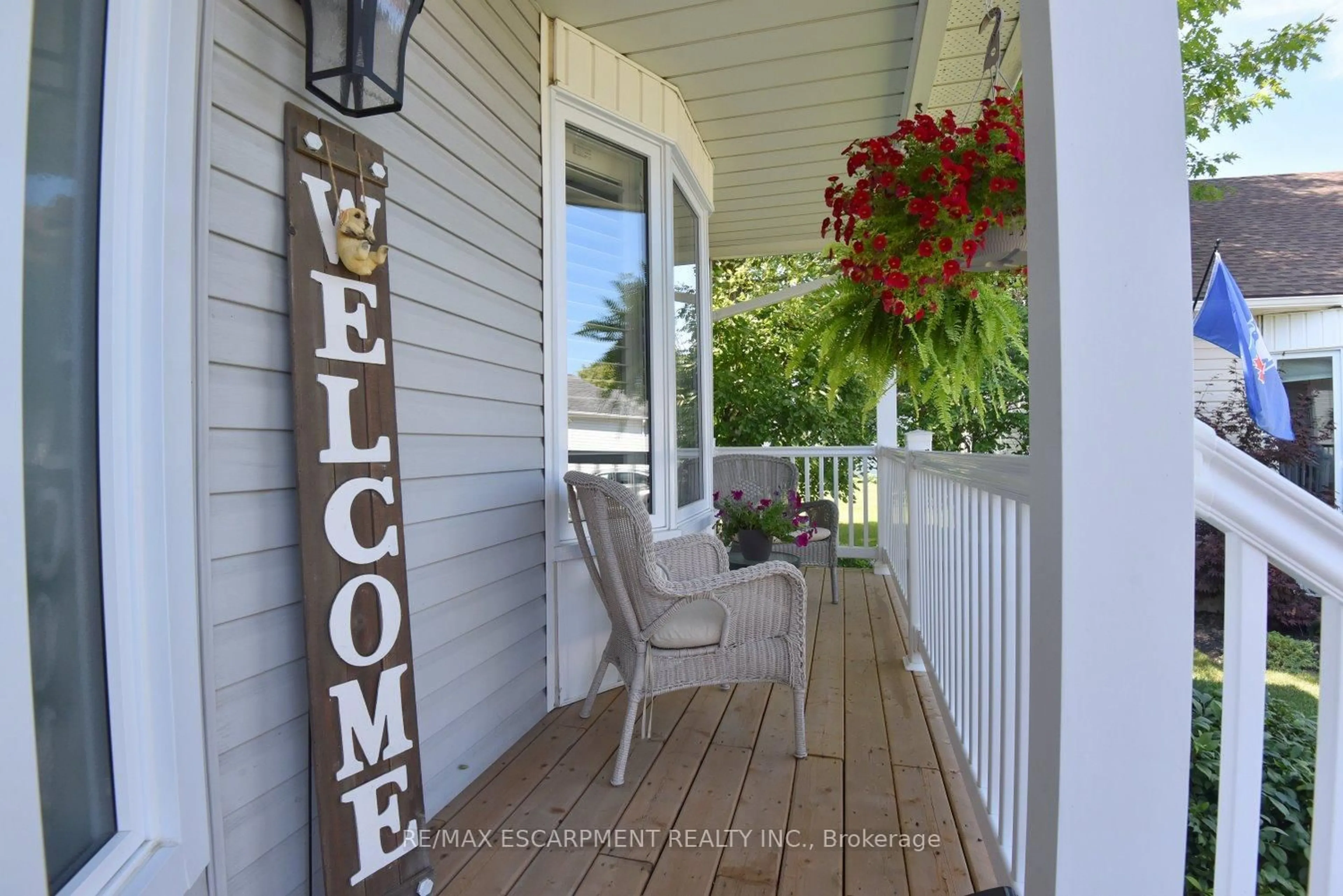 Indoor entryway for 241 SILVERBIRCH Blvd, Hamilton Ontario L0R 1W0
