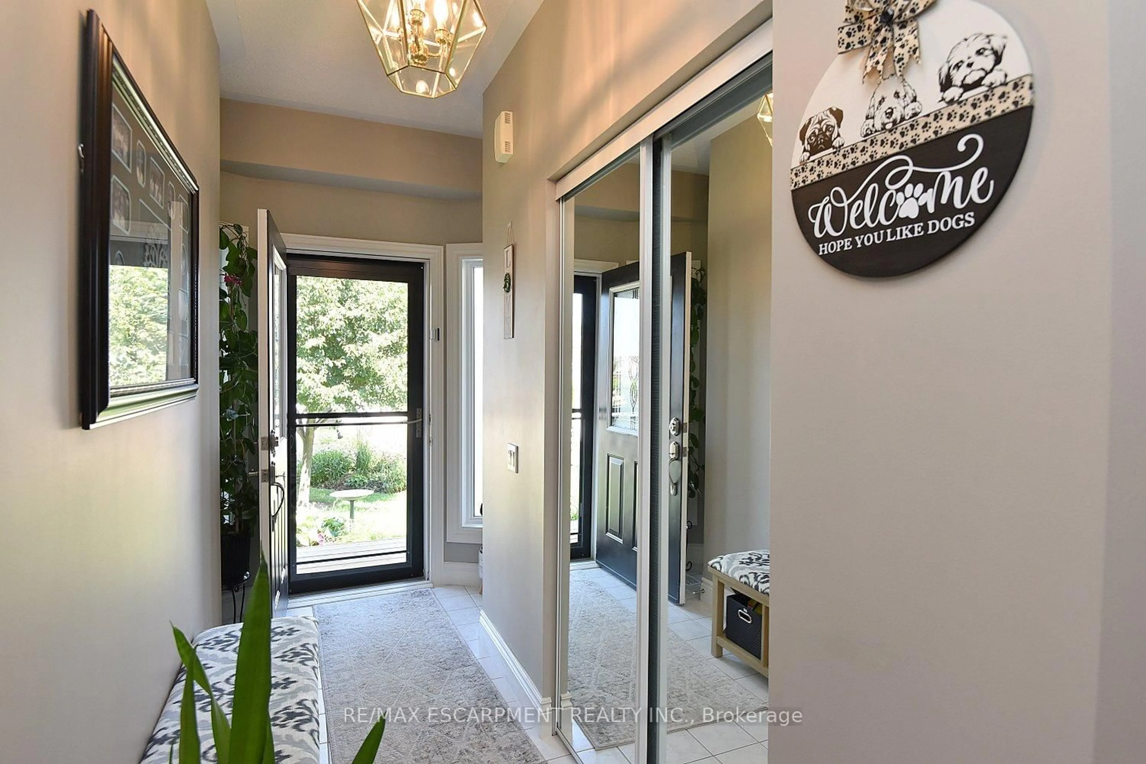 Indoor entryway for 241 SILVERBIRCH Blvd, Hamilton Ontario L0R 1W0
