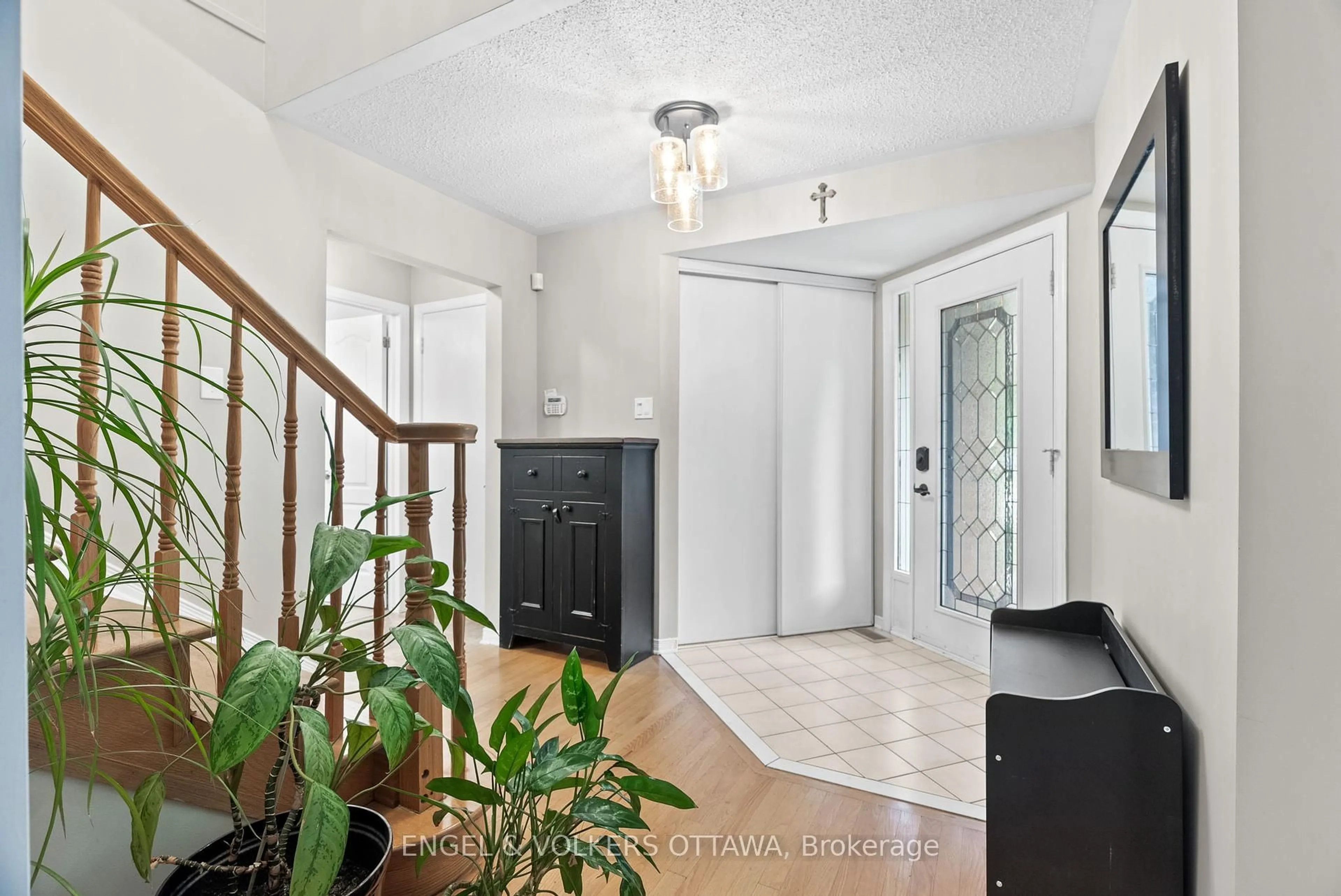 Indoor entryway for 51 Emerald Meadows Dr, Ottawa Ontario K2M 2L5
