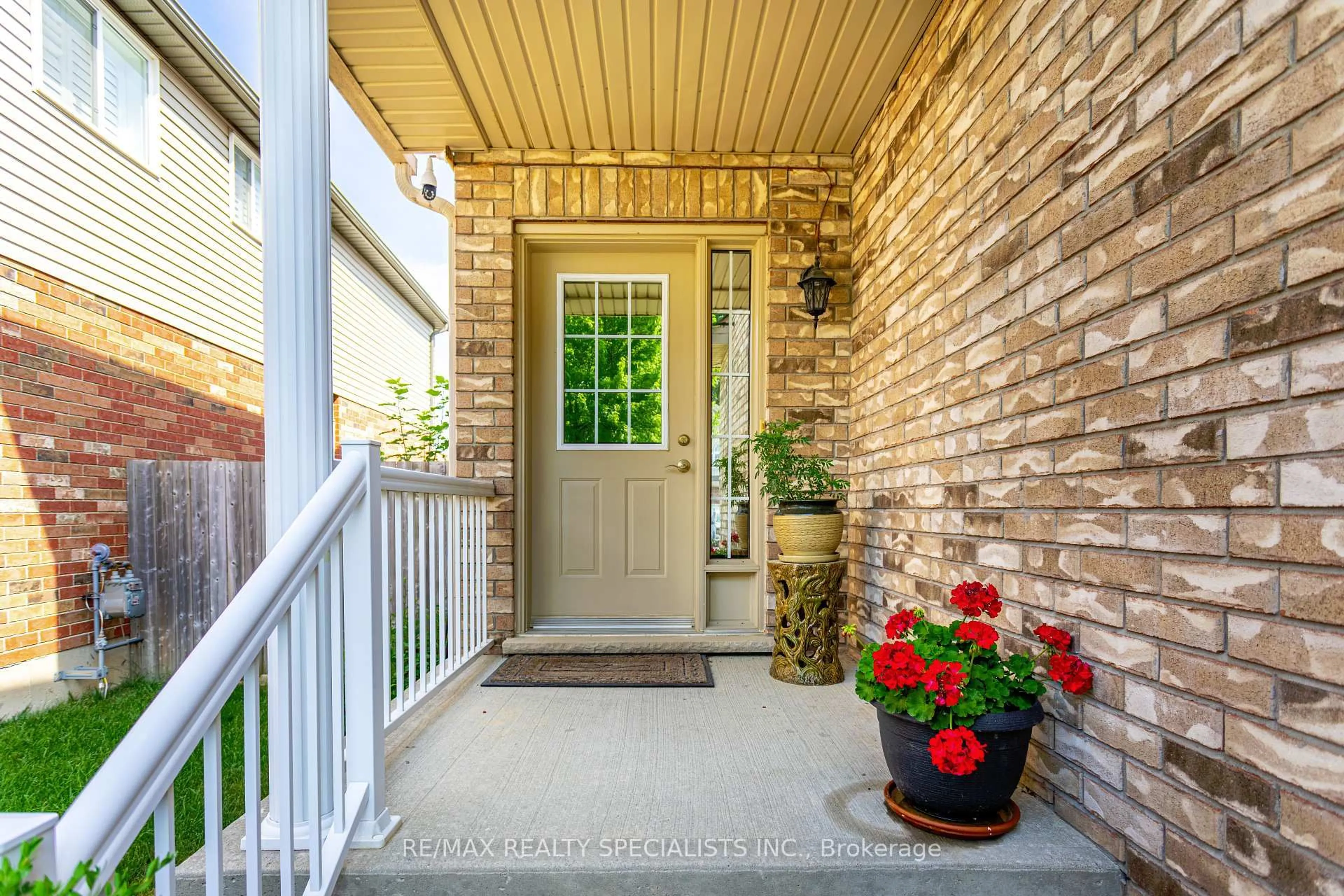 Indoor entryway for 576 Activa Ave, Kitchener Ontario N2E 4C3