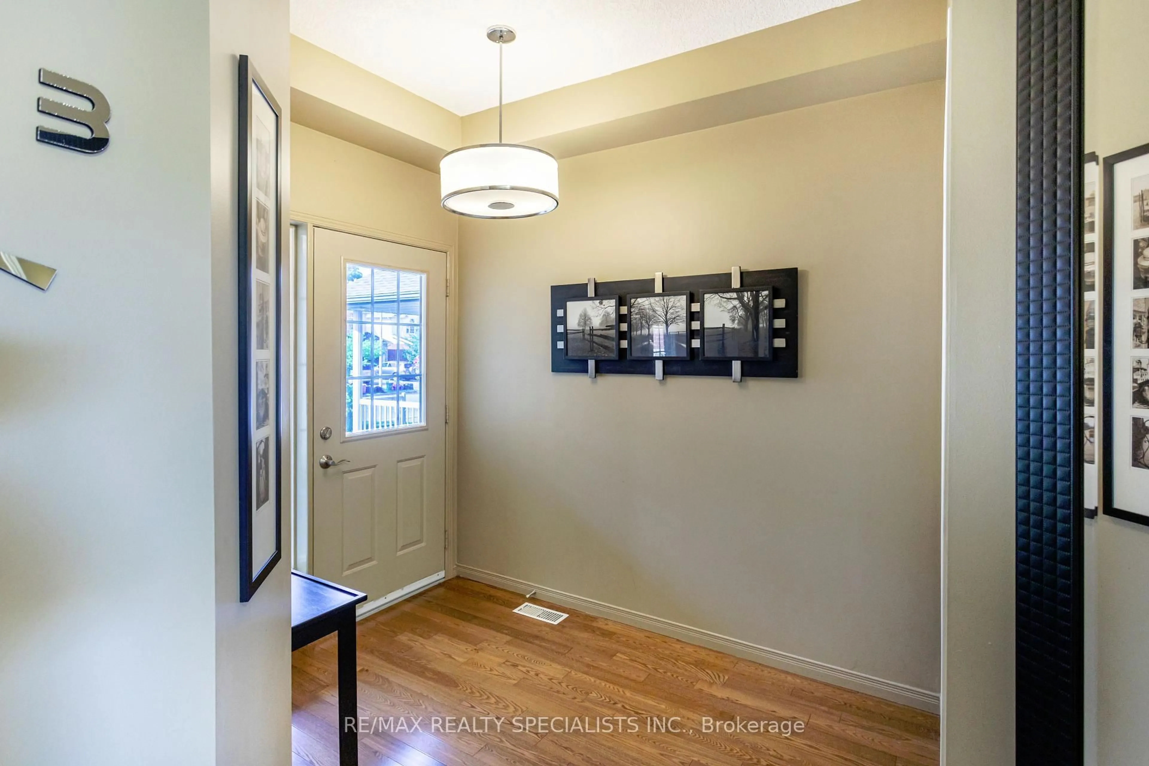 Indoor entryway for 576 Activa Ave, Kitchener Ontario N2E 4C3