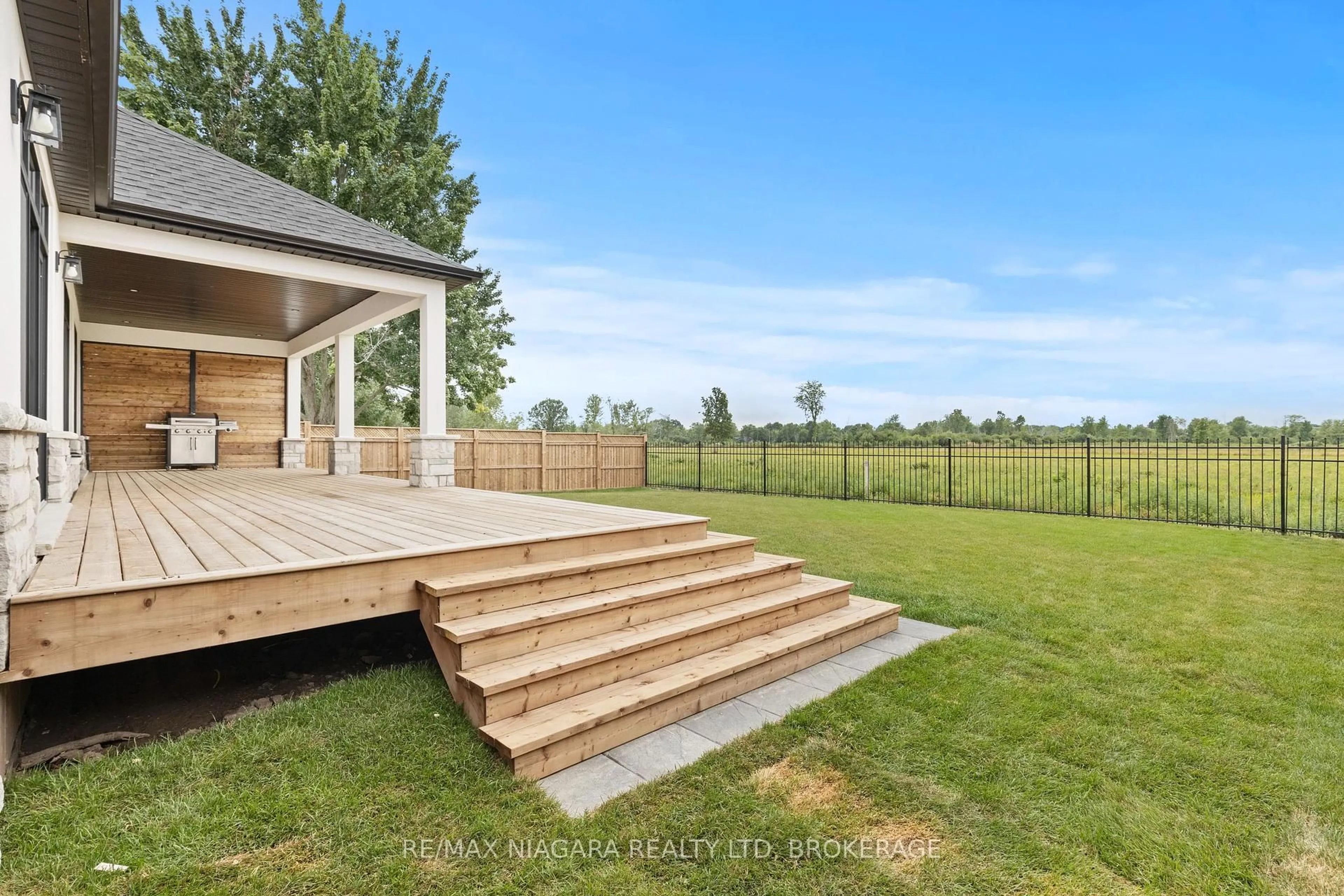 A pic from outside/outdoor area/front of a property/back of a property/a pic from drone, mountain view for 637 Buffalo Rd, Fort Erie Ontario L2A 5G7