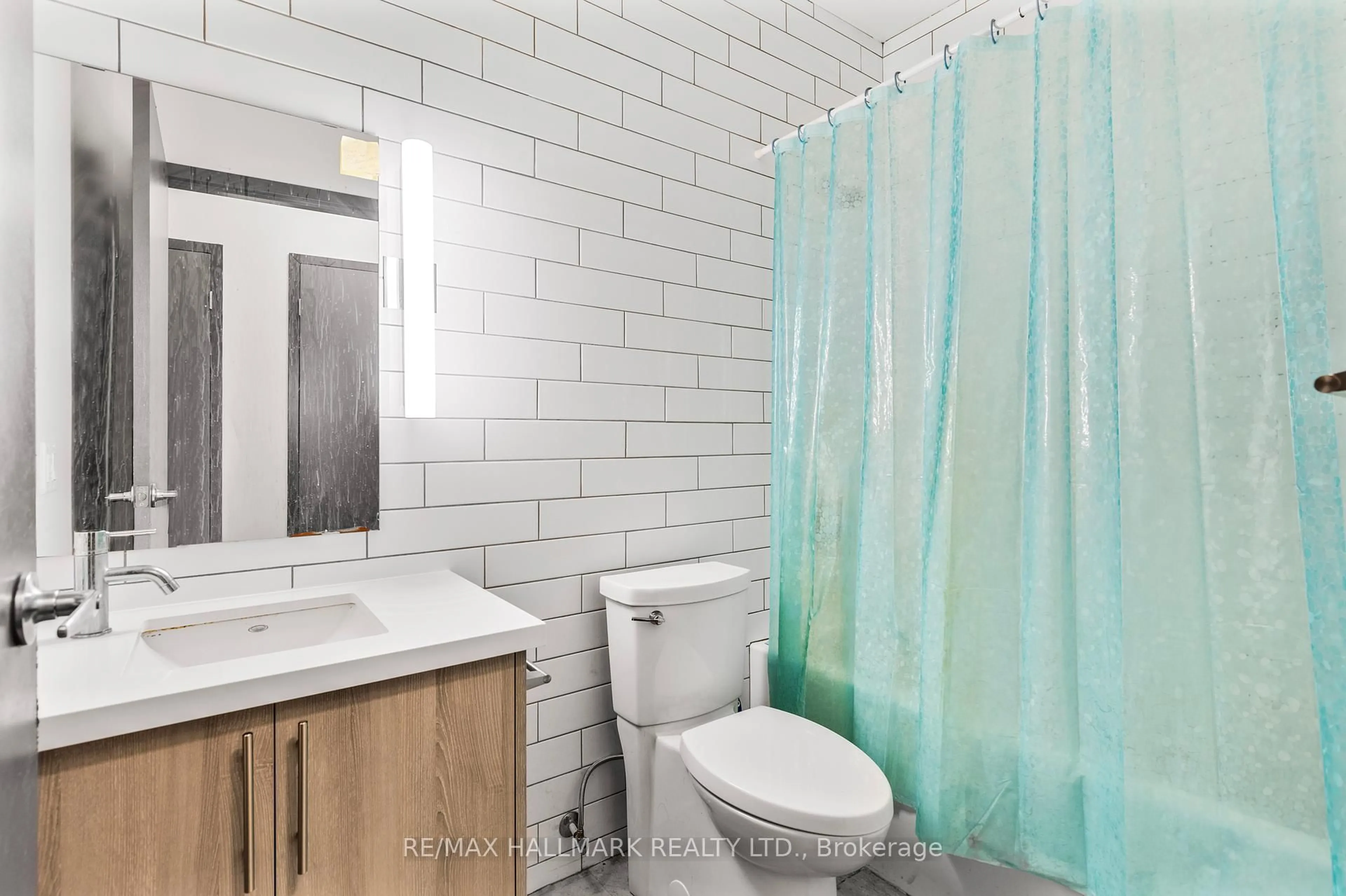 Standard bathroom, ceramic/tile floor for 121 KING St #308, Hamilton Ontario L8N 1A9