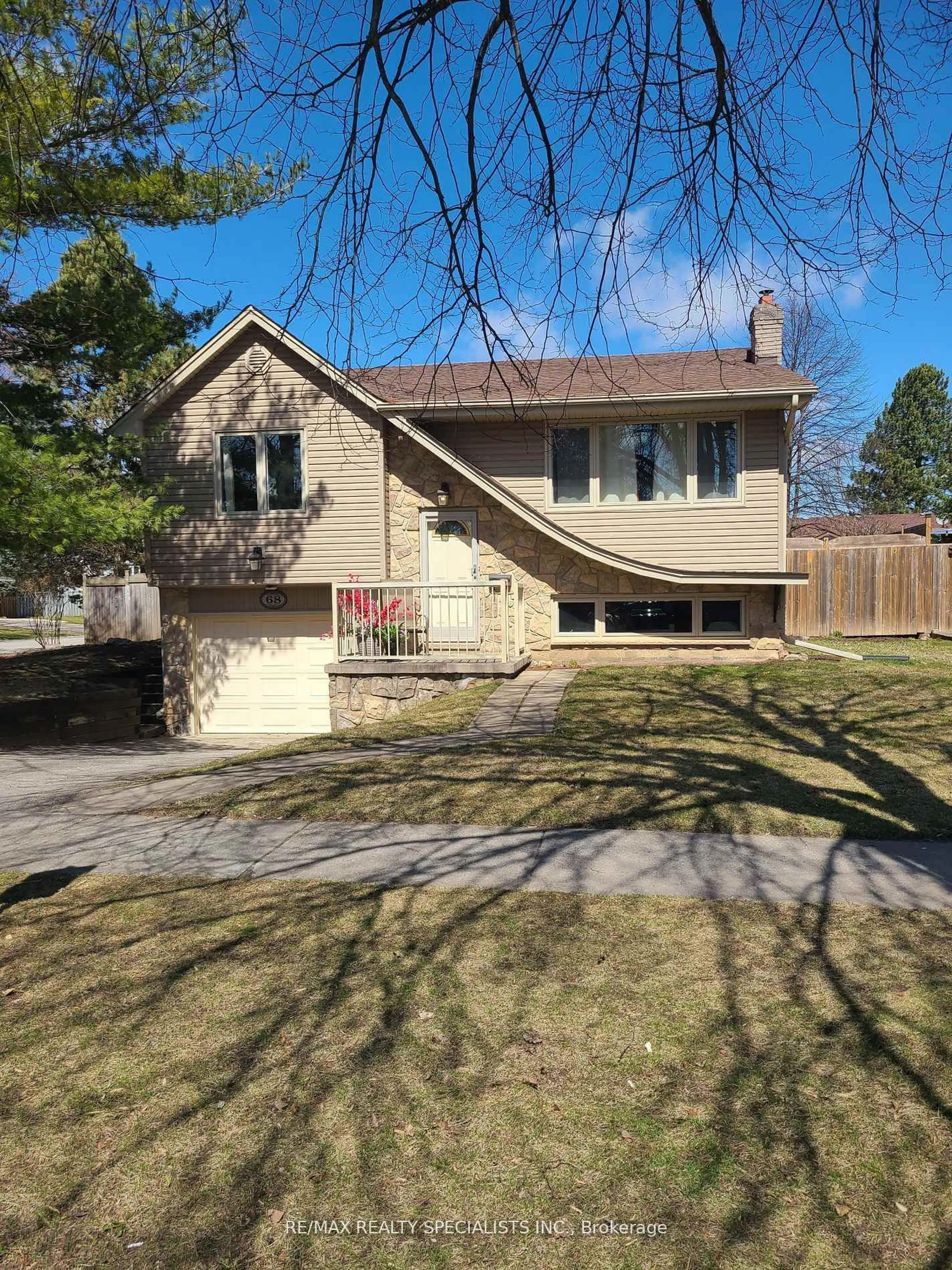 Home with vinyl exterior material, street for 68 Oriole Pkwy, Brantford Ontario N3R 6V9