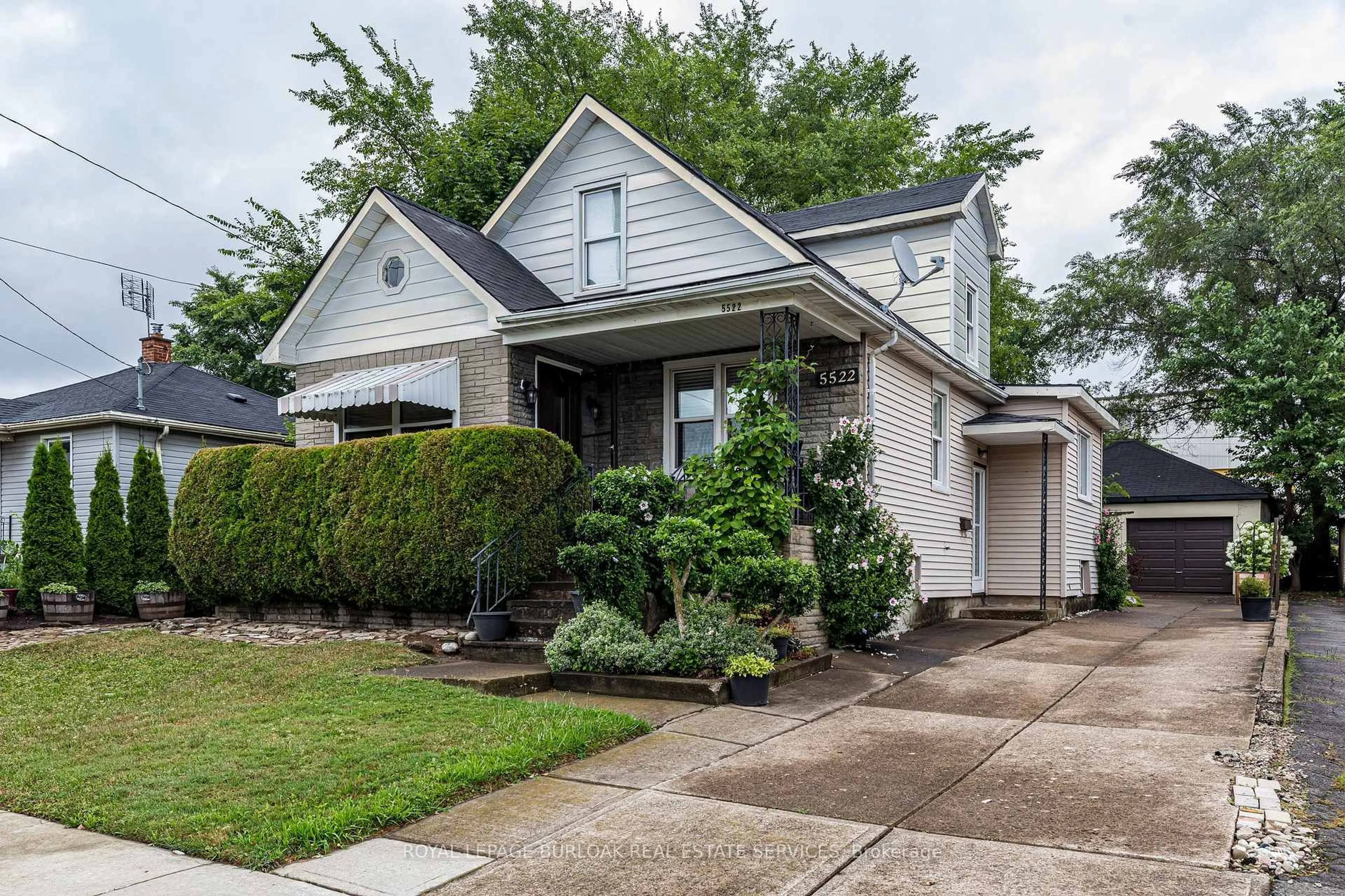 Home with vinyl exterior material, street for 5522 Desson Ave, Niagara Falls Ontario L2G 3T1