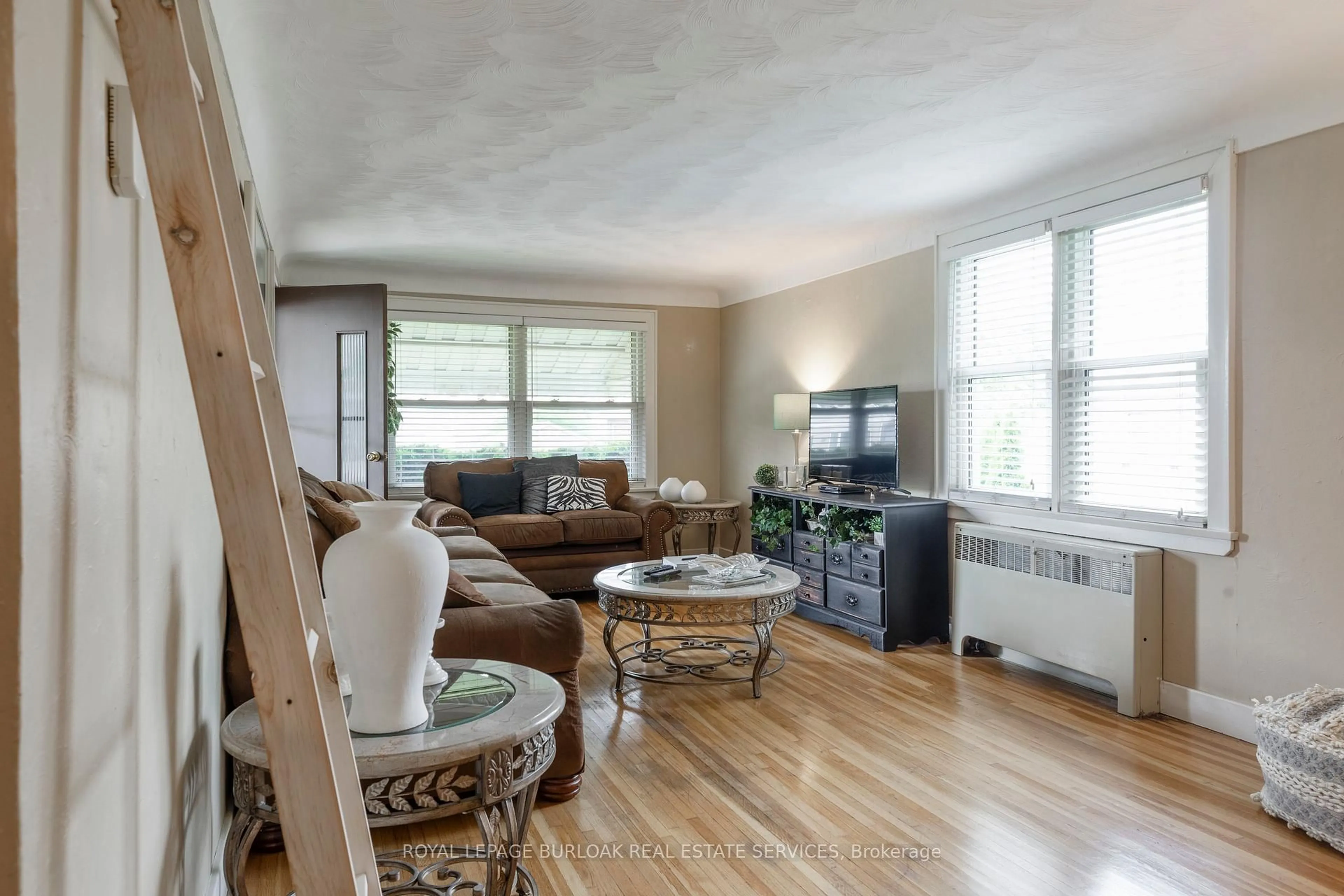 Living room with furniture, wood/laminate floor for 5522 Desson Ave, Niagara Falls Ontario L2G 3T1