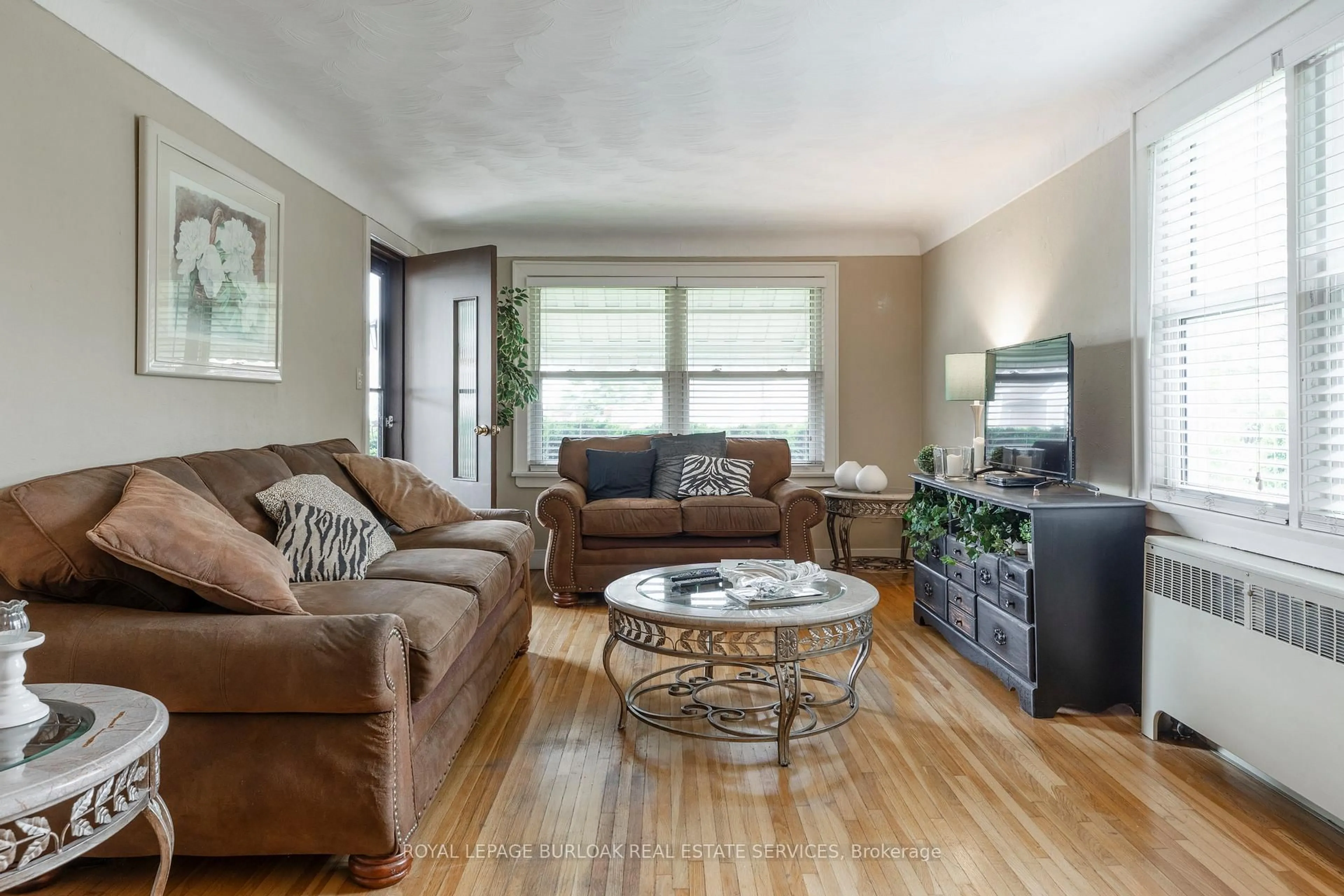 Living room with furniture, wood/laminate floor for 5522 Desson Ave, Niagara Falls Ontario L2G 3T1