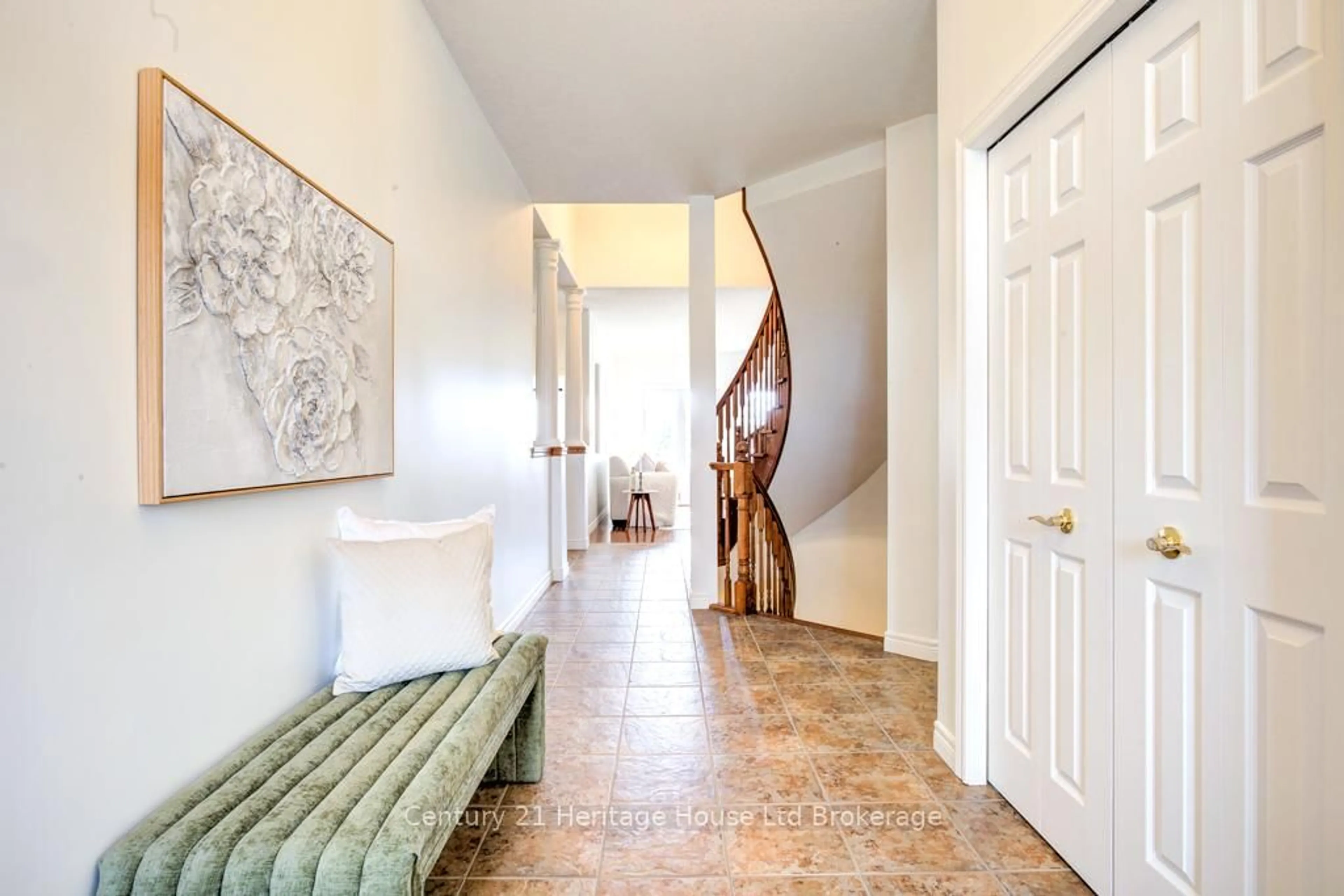 Indoor entryway for 2 Green Gable Pl, Woodstock Ontario N4T 1W6