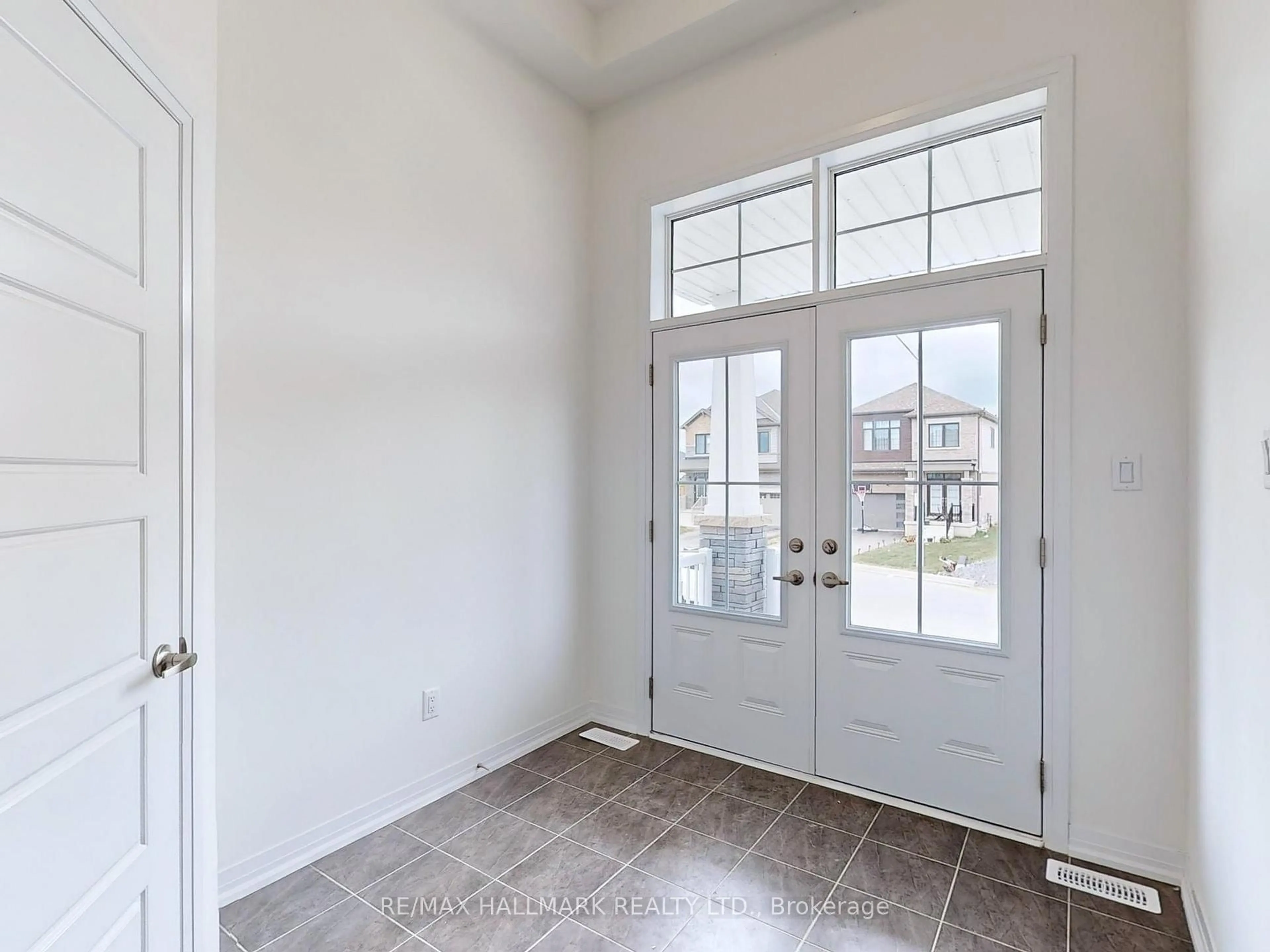 Indoor entryway for 40 Velvet Way, Thorold Ontario L2V 0P3