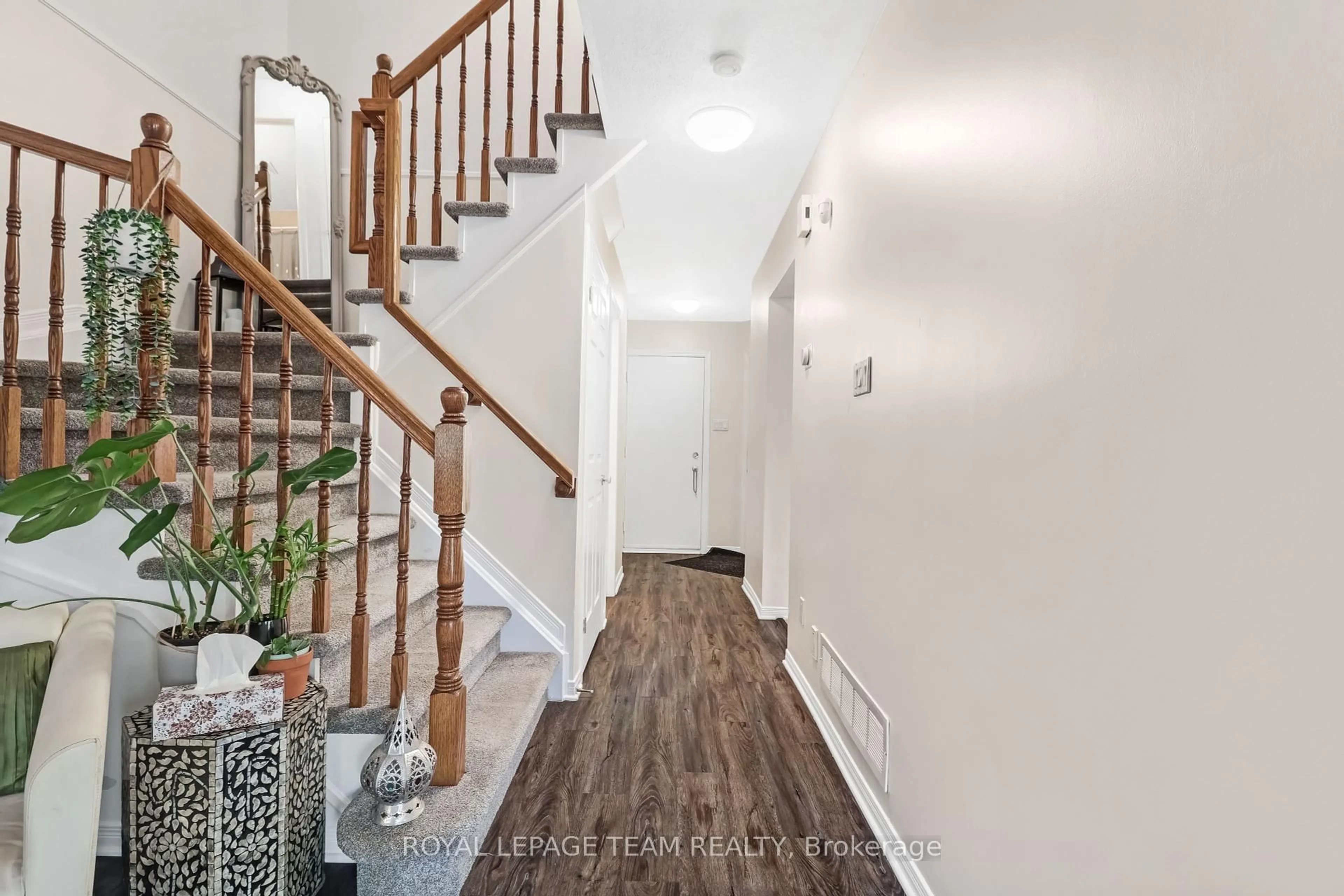 Indoor entryway for 163 Markland Cres, Ottawa Ontario K2G 5Z7