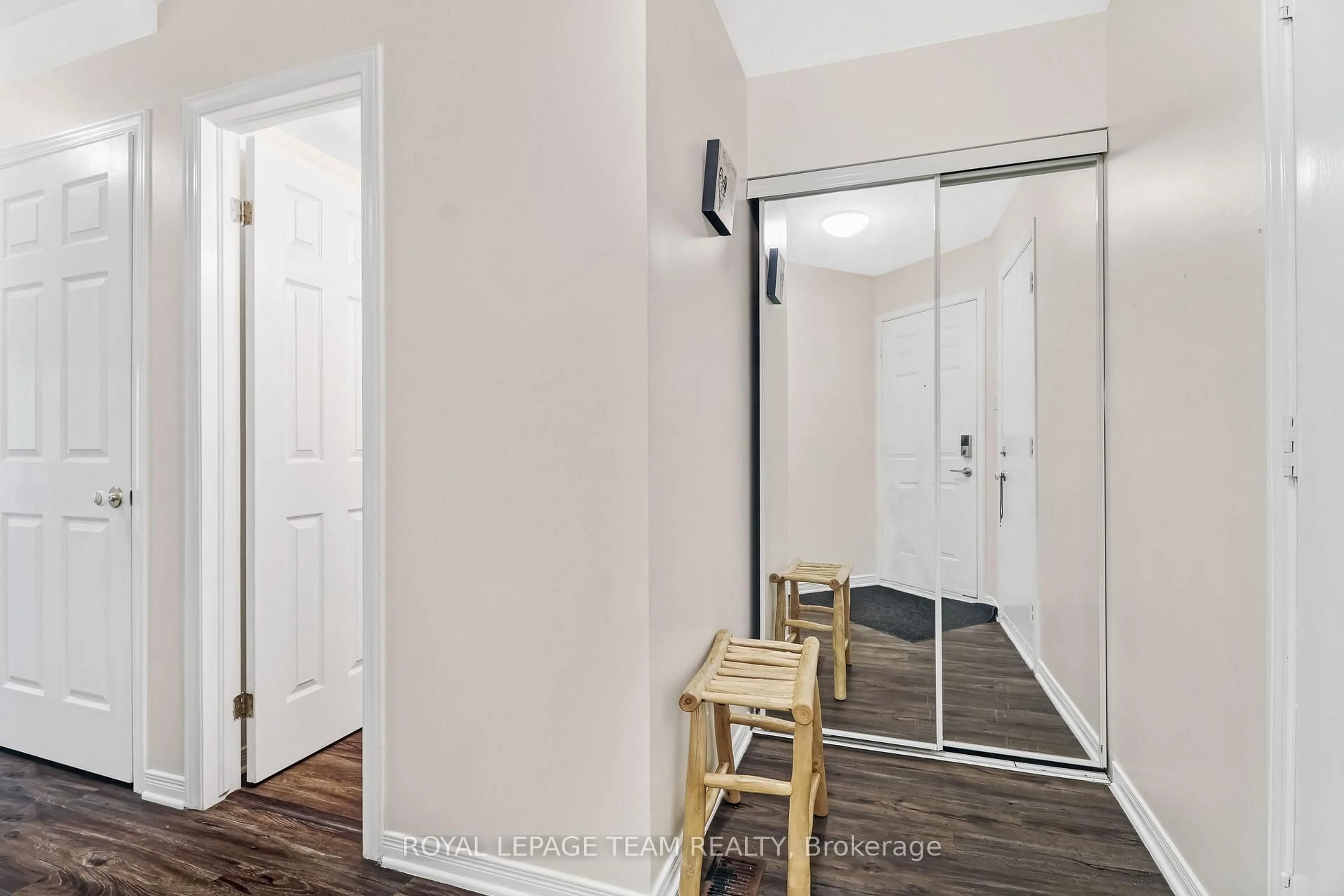 Indoor entryway for 163 Markland Cres, Ottawa Ontario K2G 5Z7