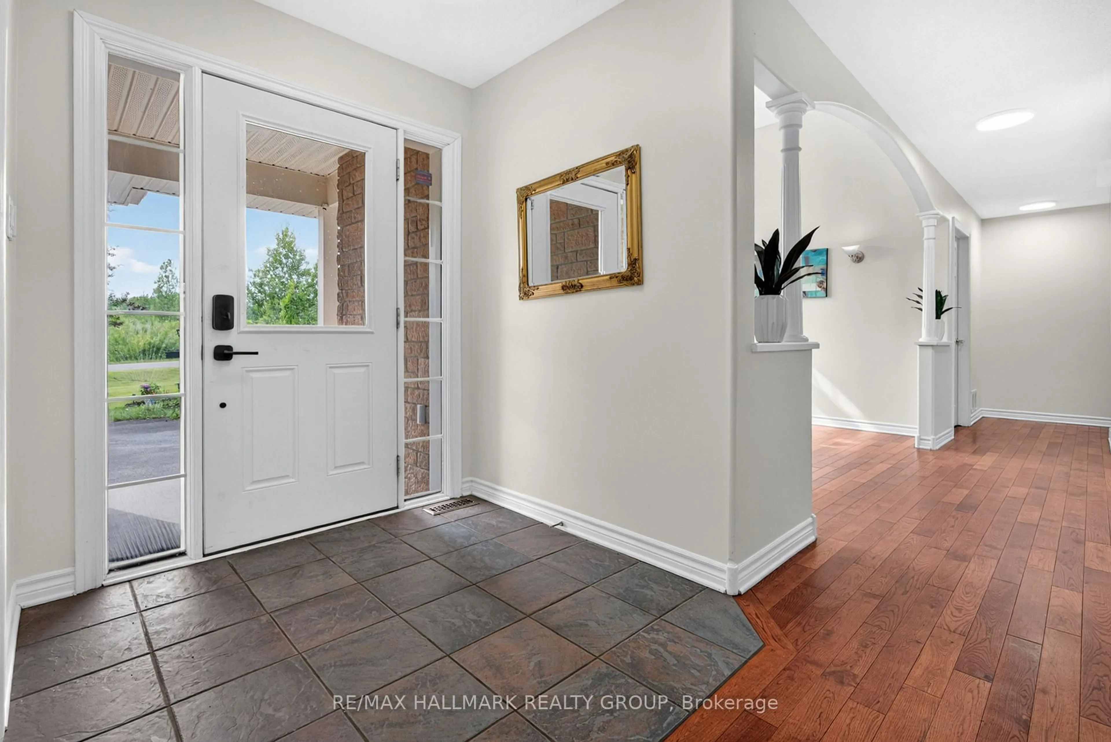 Indoor entryway for 11 Rideau Crossing Cres, North Grenville Ontario K0G 1J0