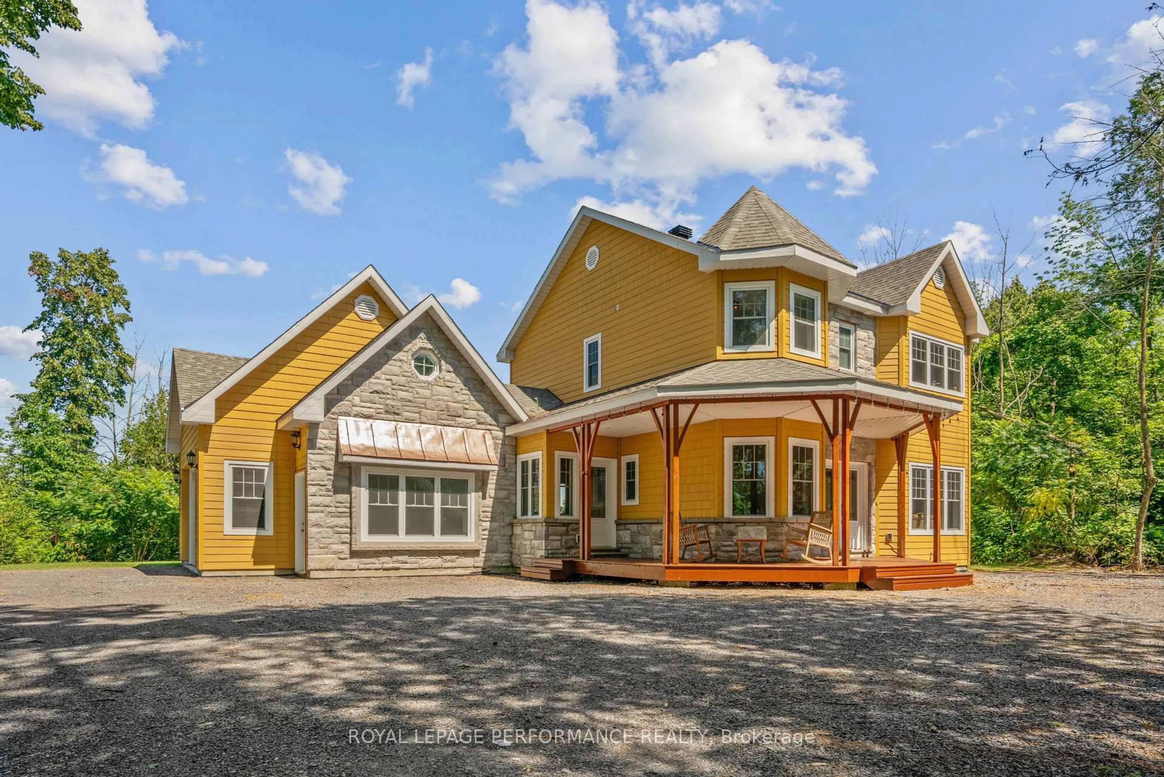 Indoor foyer for 1201 County Road 34 Rd, North Glengarry Ontario K0B 1E0