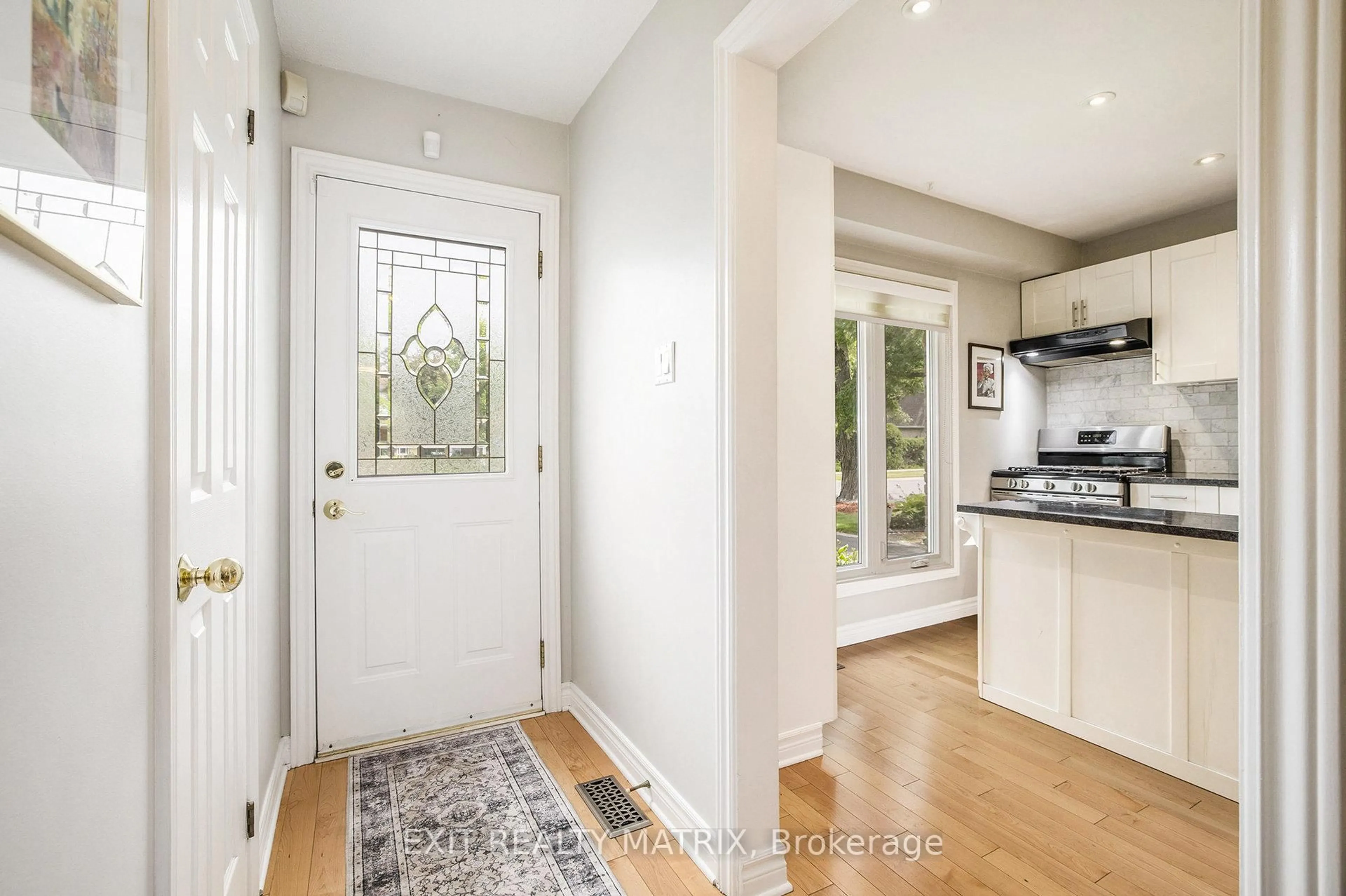 Indoor entryway for 30 Glen Park Dr, Ottawa Ontario K1B 3Z2