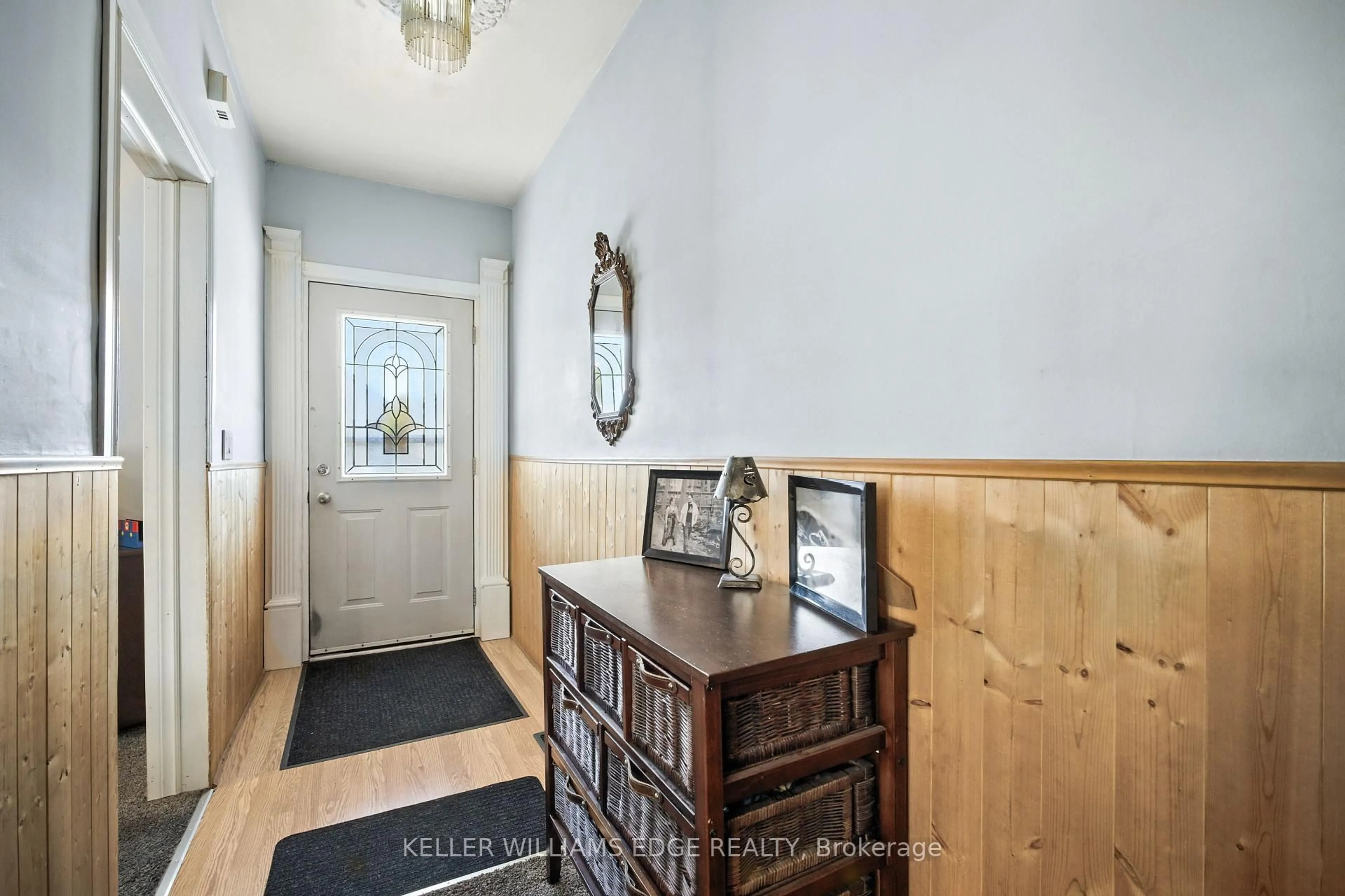 Indoor entryway for 16 Albemarle St, Hamilton Ontario L8L 7G3