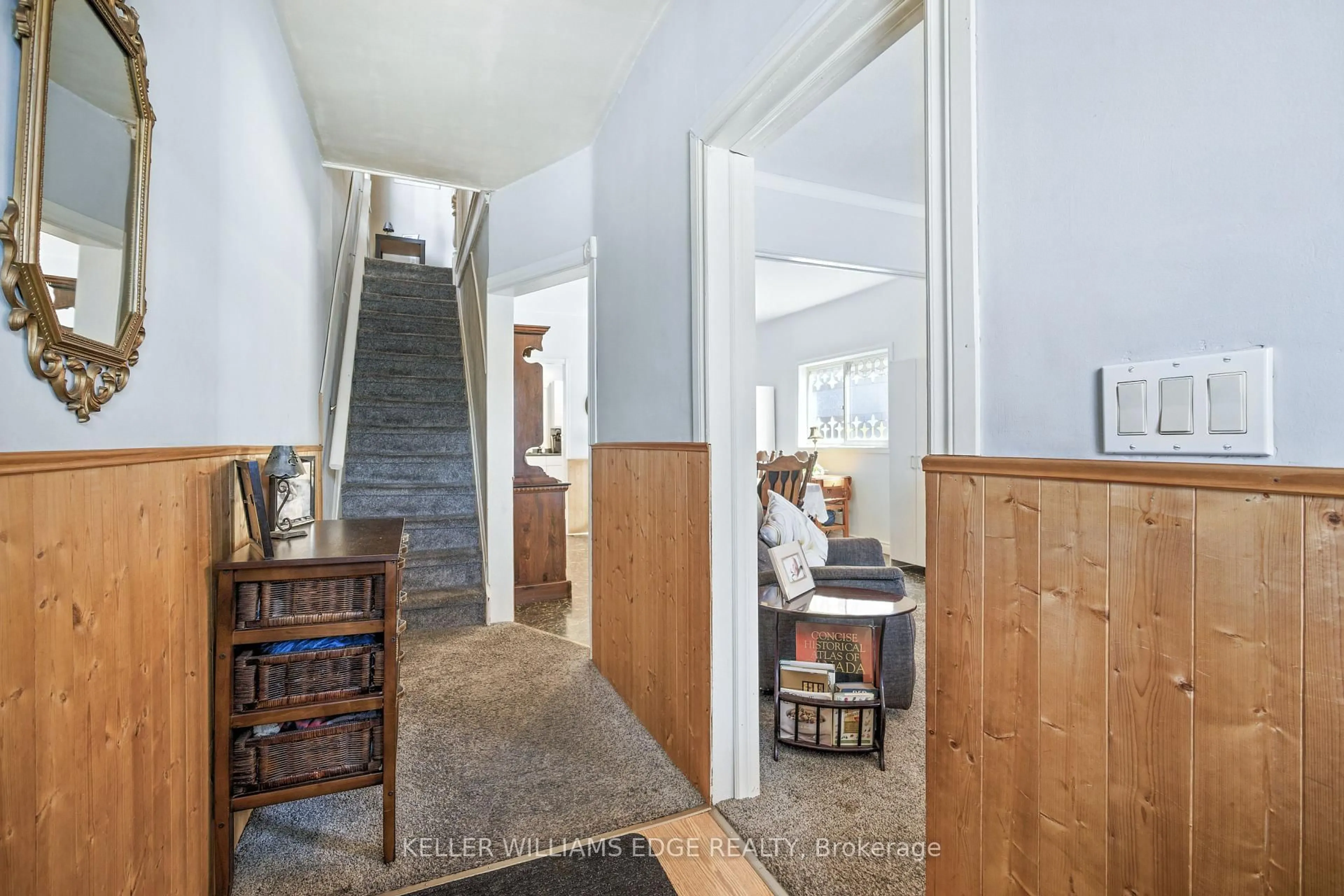 Indoor foyer for 16 Albemarle St, Hamilton Ontario L8L 7G3