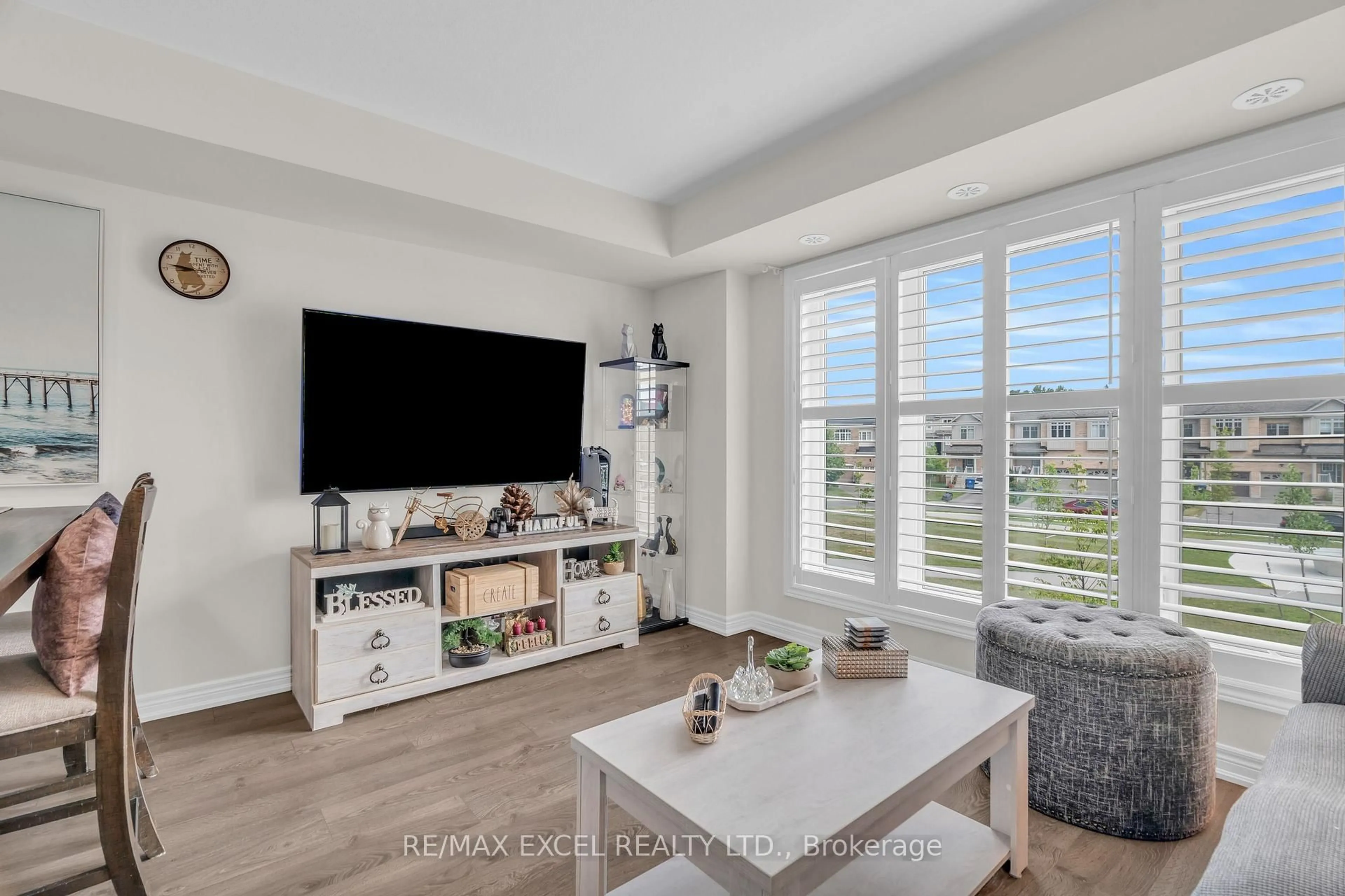 Living room with furniture, unknown for 283 LAW Dr, Guelph Ontario N1E 0H5