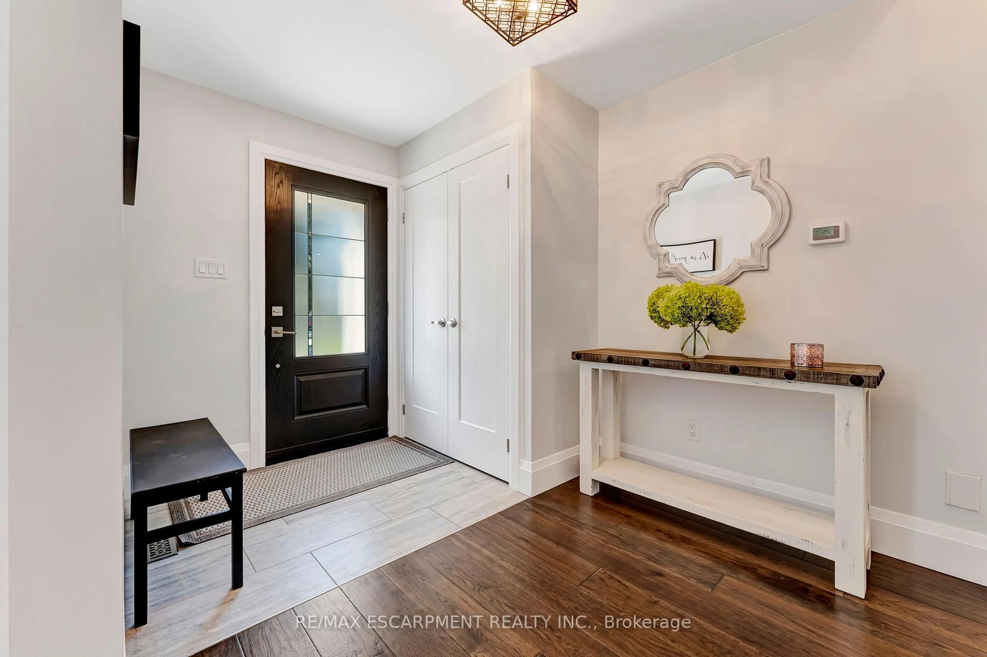 Indoor entryway for 55 Abbey Clse, Hamilton Ontario L9G 4K8