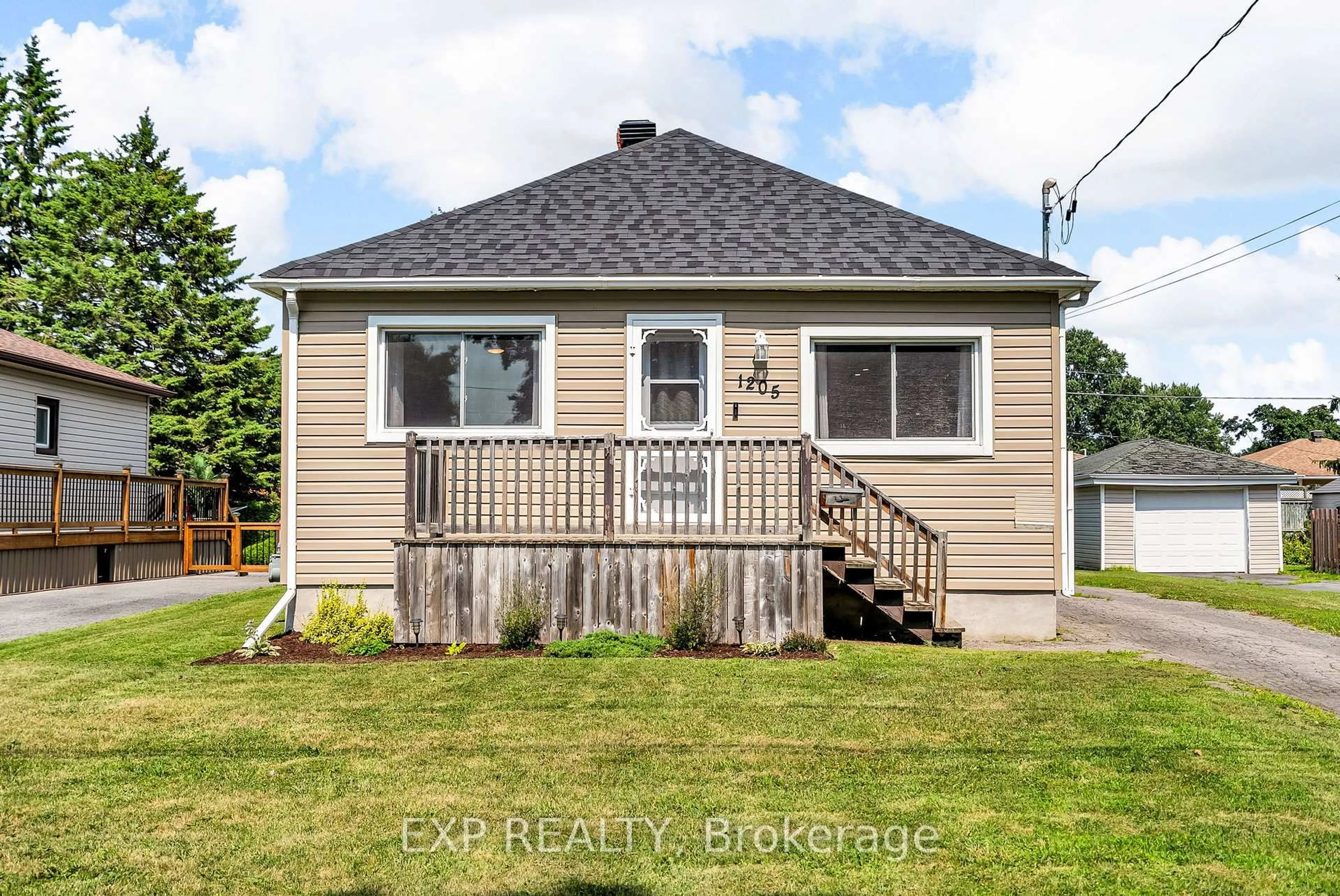 Home with vinyl exterior material, unknown for 1205 Bedford St, Cornwall Ontario K6J 4G4