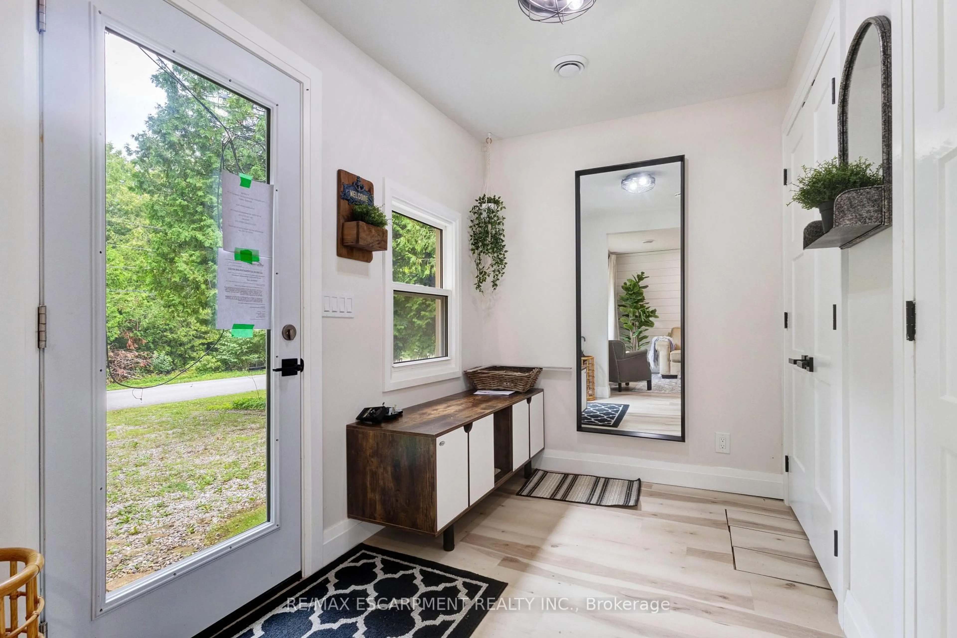Indoor entryway for 163 VICTORIA St, Kincardine Ontario N0G 2T0