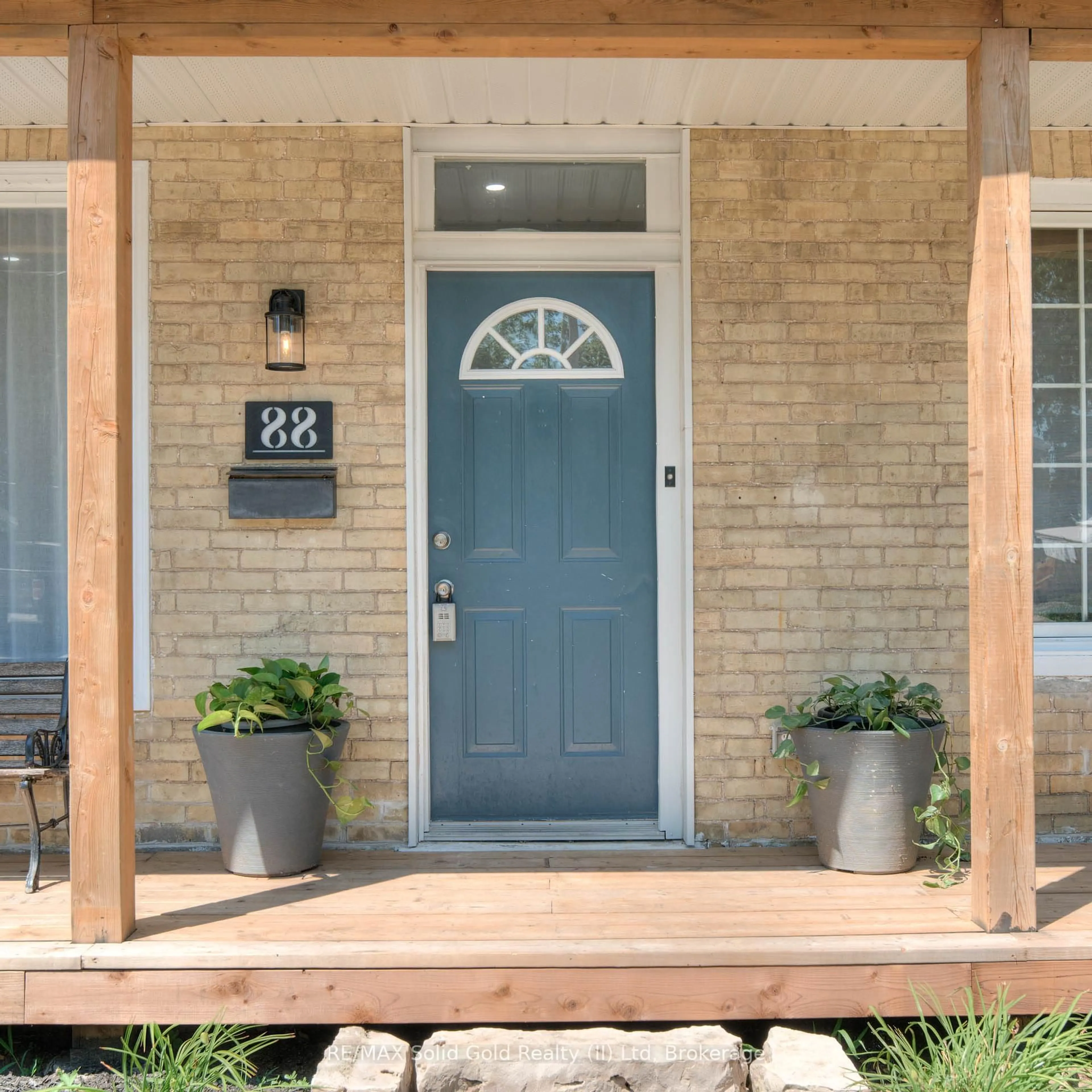 Indoor entryway for 88 Selkirk St, Cambridge Ontario N1S 1Z4