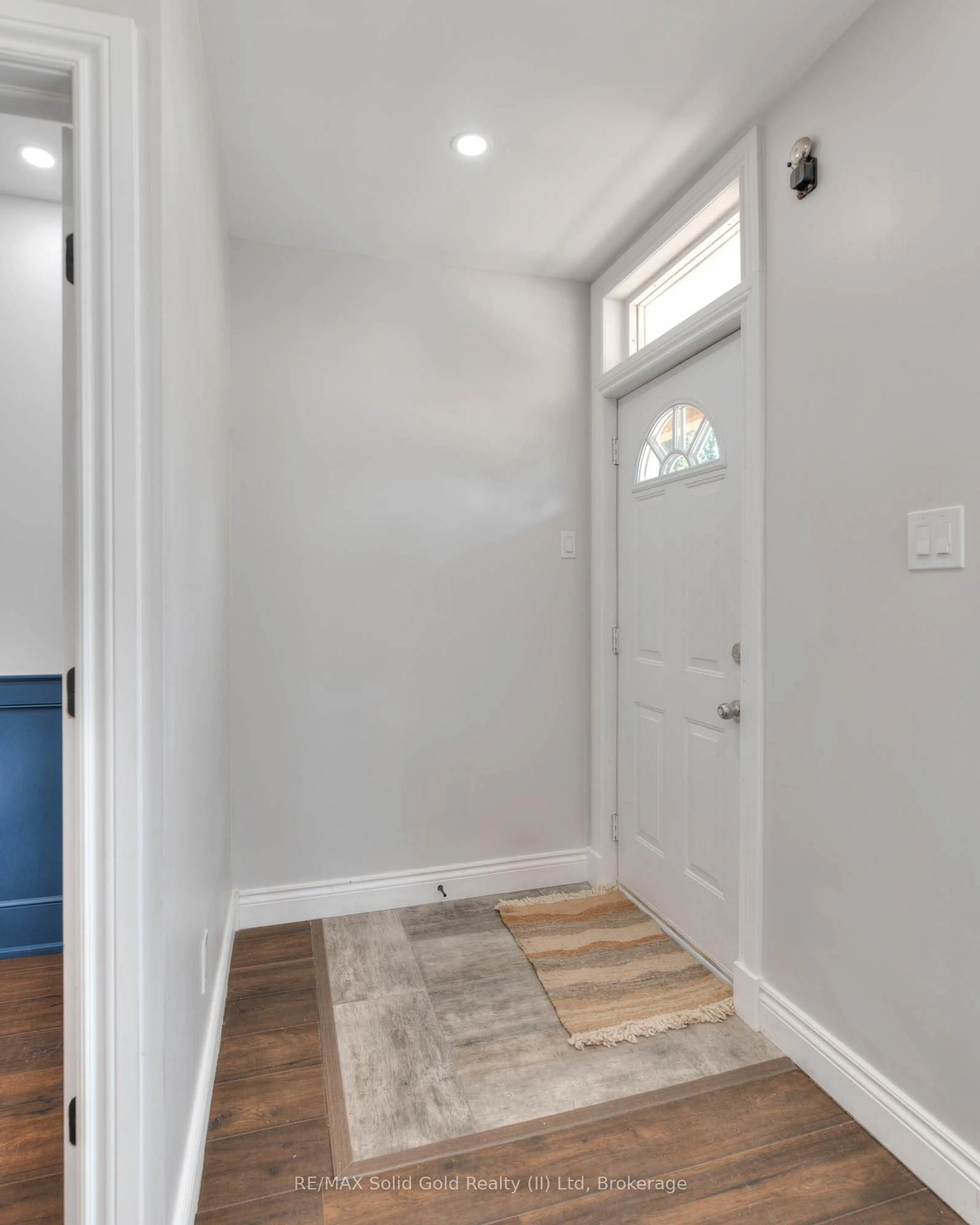 Indoor entryway for 88 Selkirk St, Cambridge Ontario N1S 1Z4